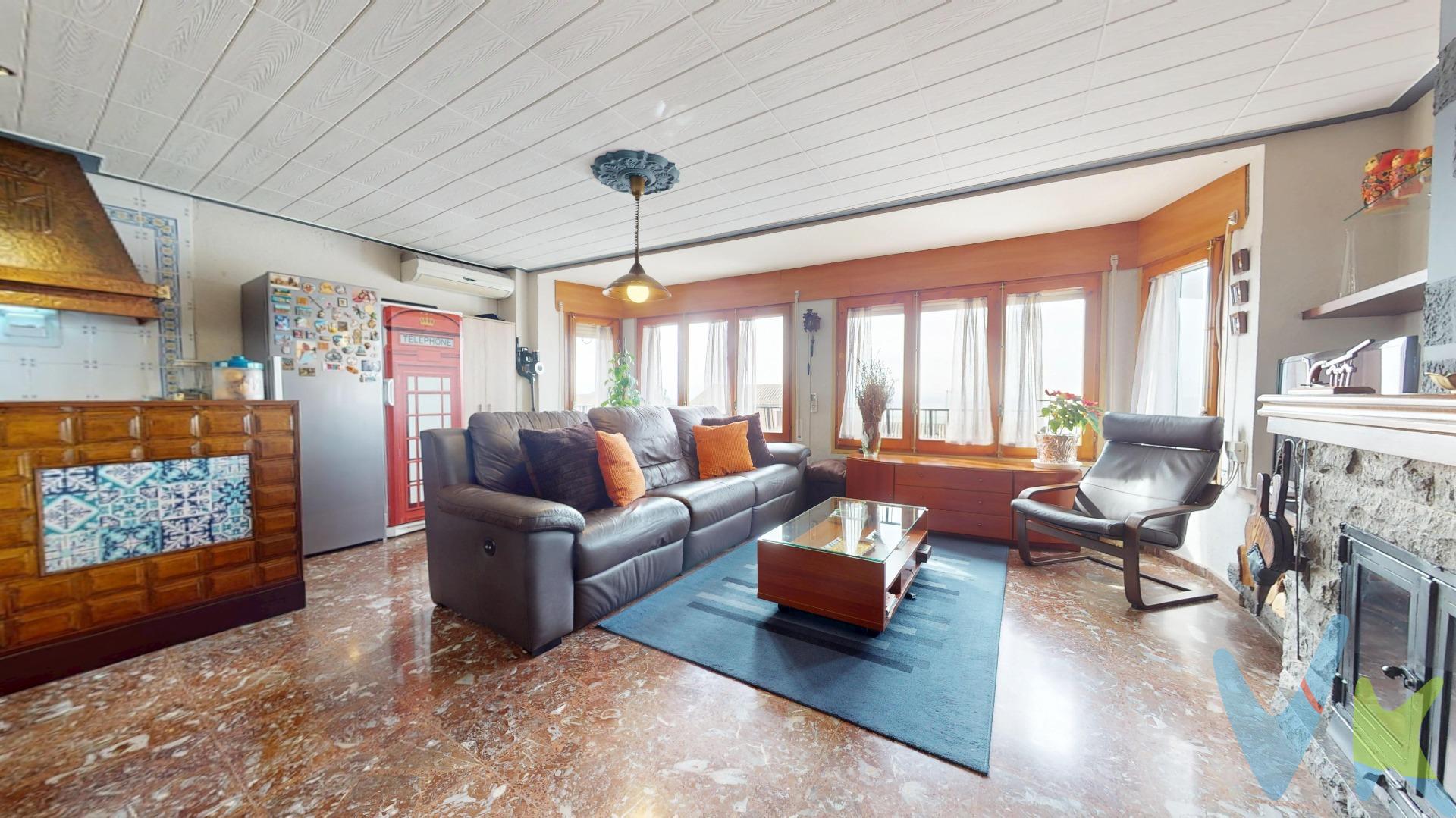 ¡Bienvenidos a esta vivienda en el municipio de Erla, a un paso de Ejea de los Caballeros! Esta preciosa casa de 4 plantas está lista para convertirse en el hogar de tus sueños. Déjanos contarte todos los detalles que la hacen única:. *Primera planta: Aquí te reciben tres acogedores dormitorios, perfectos para descansar después de un día lleno de aventuras, además de un baño completo, ideal para tu comodidad. *Segunda planta: ¡Prepárate para enamorarte de este amplio y luminoso salón-cocina abierta! La chimenea en el salón es el lugar perfecto para relajarte en invierno conviertiéndolo en un espacio muy acogedor, y la luz natural que entra por sus ventanales te hará sentirte en un ambiente cálido y alegre durante todo el día. *Tercera planta: En esta planta tienes una espectacular terraza para disfrutar de las vistas del pueblo y del aire fresco, además de dos dormitorios extra y otro baño, lo que da aún más espacio para cuando vienen visitas. *Planta calle: El garaje te permitirá tener tu coche siempre a resguardo, ¡una gran ventaja!. La casa está equipada con calefacción a gasóleo, además de una opción más ecológica con la leña, que también calienta los radiadores, y bomba de calor. Lo mejor de todo es su luminosidad, ya que está situada en una ubicación privilegiada, dando a dos calles y con una orientación excelente que aprovecha al máximo la luz natural. La casa está en muy buen estado, lista para entrar a vivir y amueblada. Erla es un lugar tranquilo y lleno de encanto, donde podrás disfrutar del ritmo pausado de la vida en el pueblo, rodeado de naturaleza y a pocos minutos de Ejea de los Caballeros, con todos los servicios a tu alcance. El pueblo cuenta con colegio, farmacia, panadería, consulta médica todos los días, piscinas municipales con instalaciones deportivas, pabellón y gasolinera. Recientemente se ha inagurado el gimnasio y pista de padel cubierta. Situada en una de las comarcas más bellas y llenas de encanto de Aragón, esta vivienda ofrece la oportunidad de vivir en un lugar con una rica historia y una gran oferta turística. Las Cinco Villas, famosas por su tradición medieval, cuentan con un patrimonio cultural que te transportará a épocas pasadas. ¡No dejes pasar esta oportunidad de vivir en un hogar lleno de luz, espacio y confort! Ven a descubrirla y hazla tuya. Gastos de compraventa e intermediación no incluidos.