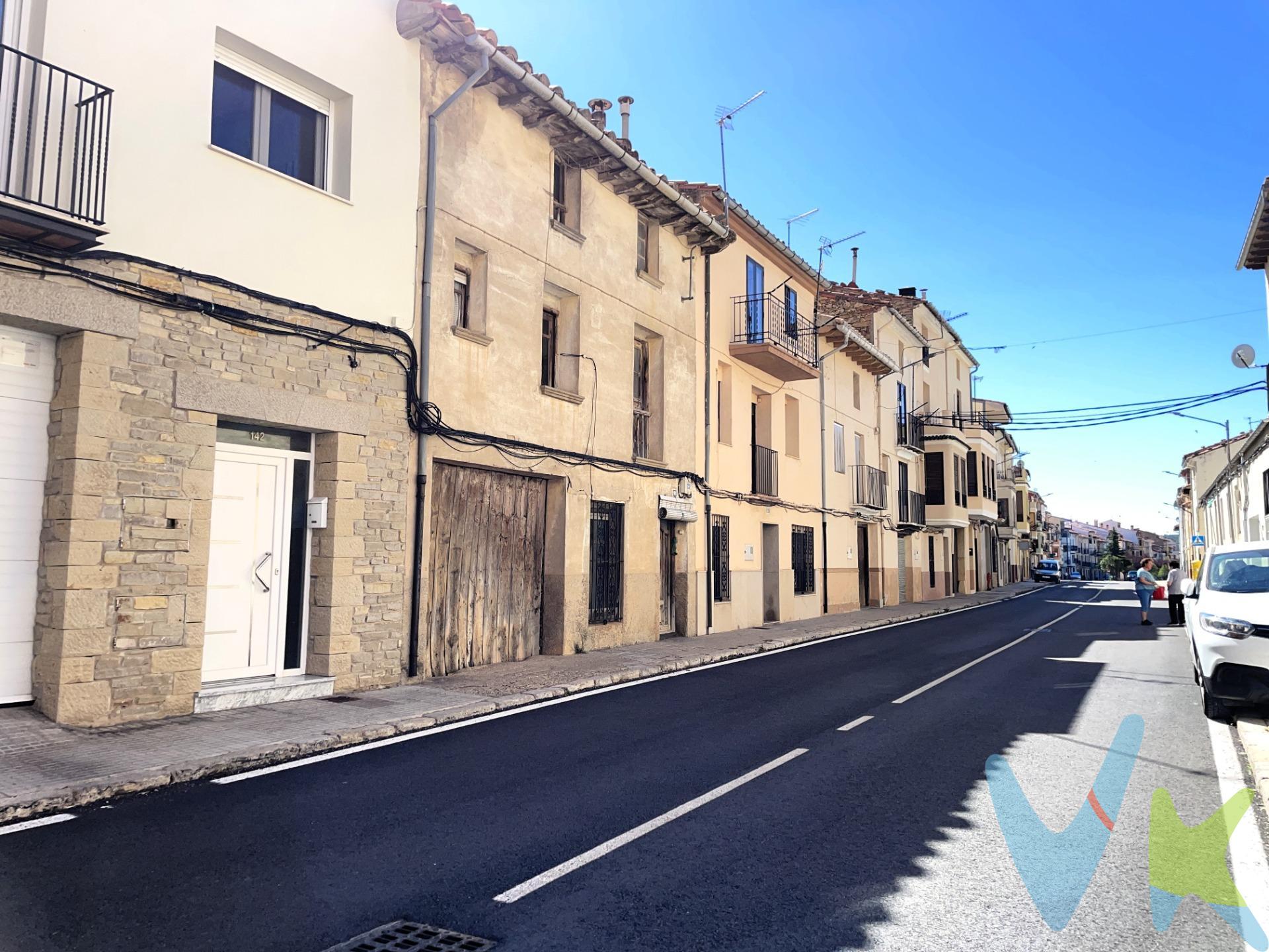 Descubre esta encantadora casa de pueblo en Villafranca del Cid, un refugio perfecto para aquellos que buscan una propiedad con potencial. Con 172 m² construidos y tres amplias habitaciones dobles, este hogar es ideal para familias o como proyecto personal. Cuenta con dos baños funcionales y una cocina sin equipar lista para ser transformada según tus preferencias. Cuando entres notarás la esencia clásica de su carpintería interior de madera, junto a los bonitos suelos de gres que aportan carácter al espacio. Además, estarás  en un entorno rural ideal para paseos tranquilos y disfrutar de la naturaleza donde vivir o poder desconectar los fines de semana y vacaciones. Esta casa necesita rehabilitación pero imagina todas las posibilidades: puedes diseñarla a tu gusto y convertirla en el hogar soñado. Entrégate al encanto de este bonito pueblo e inicia aquí tu nueva aventura! Estás a solo 43.800 €  ¡no te pierdas esta oportunidad!. (*) Cláusula de Transparencia y Desglose de Gastos. En cumplimiento de las obligaciones de información previstas en la Ley 10/2025, de 28 de diciembre, de servicios de atención a la clientela y transparencia, así como en la normativa sectorial vigente, se hace constar que el precio indicado no incluye los gastos e impuestos inherentes a la adquisición, los cuales se desglosan a continuación:. - Impuesto sobre Transmisiones Patrimoniales (ITP): Se aplicará el tipo impositivo vigente en la Comunidad Valenciana, generalmente el 10%, sin perjuicio de tipos reducidos aplicables según las circunstancias personales del comprador o las características del inmueble. El impuesto se devenga sobre el Valor de Referencia Catastral o el precio de venta, aquel que resulte superior. Para una información exhaustiva sobre el funcionamiento, tipos impositivos y bonificaciones del ITP, puede consultar el portal oficial de la Agencia Tributaria autonómica en el siguiente enlace: www.atv.gva.es/es/itpajd. - Gastos de Notaría: Los honorarios notariales se calcularán conforme al arancel oficial regulado en el Anexo I, del Real Decreto 1426/1989, de 17 de noviembre, por el que se aprueba el arancel Notarial. - Gastos de Registro: La inscripción en el Registro de la Propiedad se facturará según el arancel oficial establecido en el Anexo I, del Real Decreto 1427/1989, de 17 de noviembre, por el que se aprueba el arancel de los Registradores de la Propiedad. - Gastos de Gestión: Los honorarios por la tramitación administrativa, liquidación de impuestos e inscripción registral, en el supuesto de ser a cargo de la agencia inmobiliaria, ascienden a 302,50 € (IVA incluido). - Honorarios Agencia del Vendedor: incluidos en el precio publicado. - Honorarios Agencia del Comprador: Se informa que eventualmente podrían existir honorarios profesionales a cargo del adquirente, en aquellos casos en que se hubieran contratado previamente los servicios específicos del encargo de compra y en ningún caso estarán vinculados al precio.