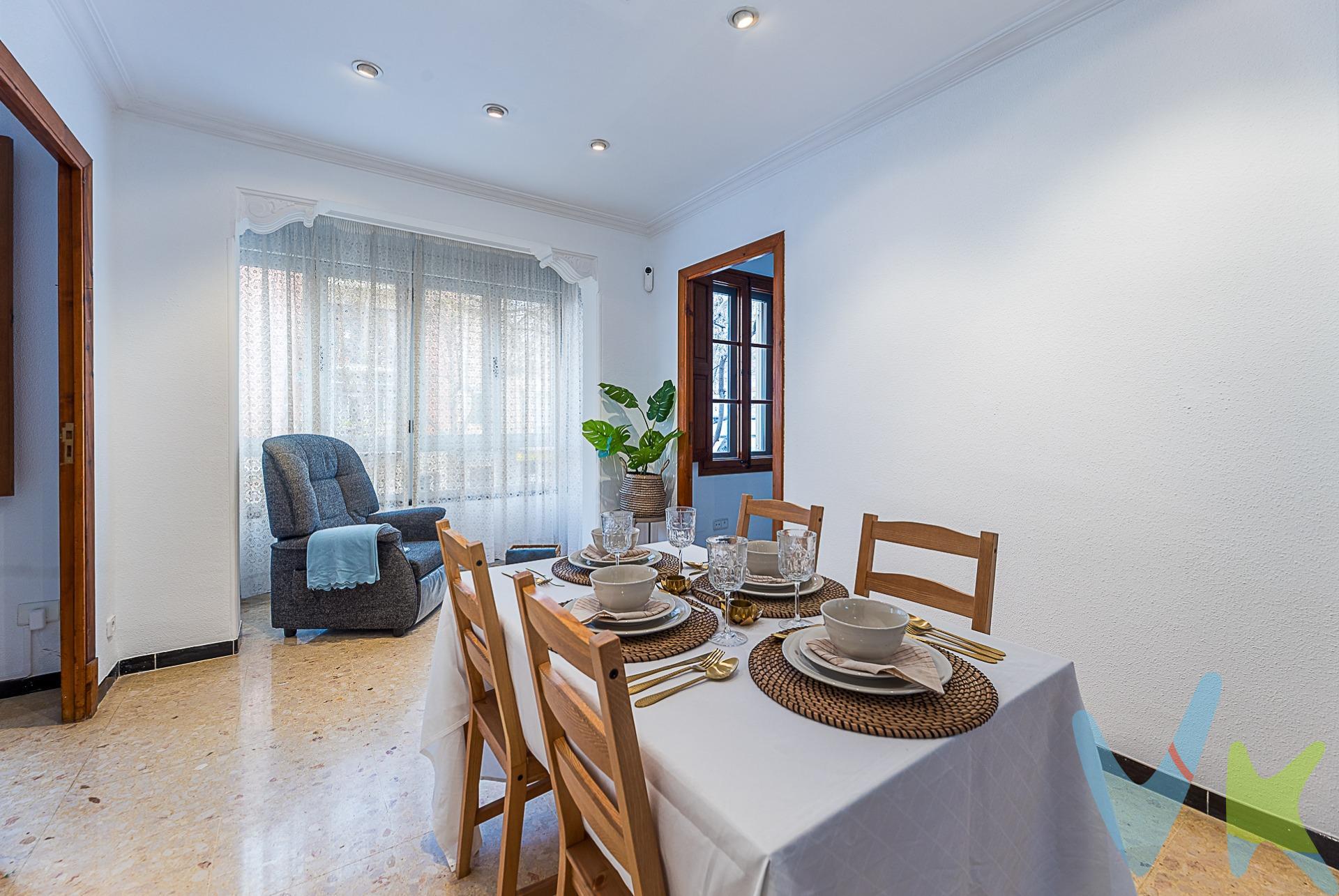 ¿Necesitas espacio? ¿Buscas un piso con muchísimas posibilidades, buena orientación y que te permita entrar a vivir sin demasiada inversión?. Te presentamos esta oportunidad en el límite de los barrios de Es Fortí-Son Cotoner, una zona consolidada y repleta de servicios que combina con una práctica cercanía al centro de Palma. . La vivienda cuenta con 100 m² construidos con una distribución muy funcional, que genera espacios diáfanos, amplios y perfectamente aprovechables. La disposición de las estancias permite una circulación cómoda y natural, potenciando la sensación de amplitud y luminosidad en toda la vivienda. . Dispone de tres amplias habitaciones dobles, aunque en su origen disponía de 4 dormitorios, pudiendo volver a su estado original. La entrada de luz natural en las principales estancias crea un ambiente cálido y acogedor durante todo el día, realzando aún más la amplitud de los espacios y sus altos techos, que ya disponen de calefacción y aire acondicionado centralizado. Su orientación es este-oeste. Aunque aparenta conservarse en su estado original, la vivienda cuenta con reformas importantes en su instalación de agua, aire acondicionado y calefacción por conductos mediante bomba de calor, gas ciudad, y dos grandes reformas estructurales. Toda su carpintería exterior es de aluminio climalit relativamente nueva, y dispone de doble acristalamiento en la fachada exterior para evitar ruidos y mejorar su eficiencia energética. . Si por el contrario se quiere, es también una excelente oportunidad para actualizarla y diseñar un hogar moderno y personalizado, incrementando su valor. . Una vivienda con espacio, luz y una potencialidad que marca la diferencia. Además incluye el acceso privativo a la azotea-terraza donde existe un trastero (sin escriturar). ¡No dejes pasar esta oportunidad y ven a visitarlo!. *El precio de venta 372.000 € incluye los honorarios de la agencia inmobiliaria, asumidos íntegramente por la propiedad. Dichos honorarios, junto con el IVA correspondiente, no se repercuten a la parte compradora, y el precio no se ve incrementado por los servicios de intermediación. El precio indicado no incluye los gastos e impuestos derivados de la compraventa, que deberán ser abonados por la parte compradora, entre ellos el ITP aplicable (8 %), así como los gastos notariales y registrales, estimados de forma orientativa en torno a 3.000 – 4.500 €. Los importes indicados son orientativos y podrán variar según la normativa vigente y las circunstancias del comprador.