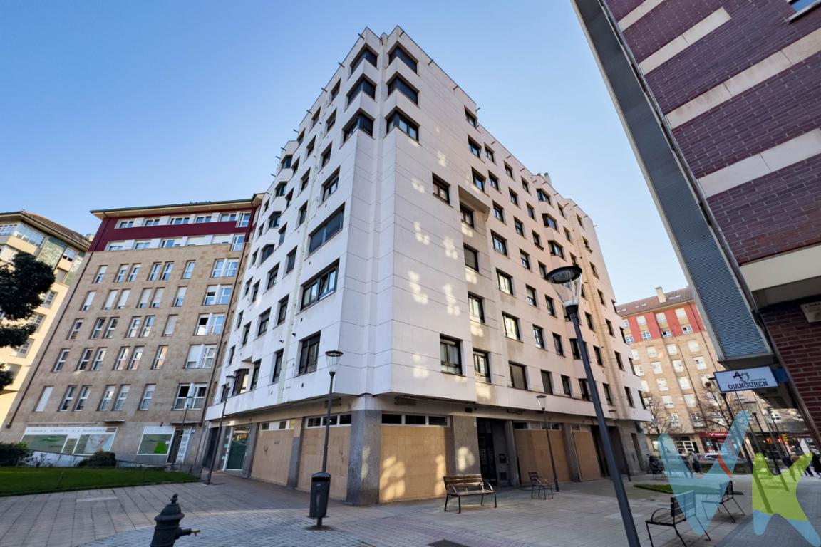 No es casualidad que te haya llamado la atención.No es para todo el mundo. Y eso es buena señal.Este piso en Avenida del Llano  no juega a impresionar con promesas: lo hace con hechos. Es exterior, tiene luz de verdad y está impecable pero lo importante es lo que transmite: equilibrio.Aquí no hay sensación de piso en venta. Hay sensación de sitio resuelto. De vida fácil. De llegar y estar.El trastero suma espacio. La ubicación suma tiempo. Porque estás donde todo encaja: a un paso del centro, donde la ciudad ocurre, y a minutos de las playas, donde todo se detiene. Sin elegir. Sin renunciar.Y el conjunto suma sentido.Si buscas algo que simplemente cumpla, sigue mirando. Si buscas algo que encaje, este puede ser. Se informa a los interesados que el precio de venta indicado no comprende los honorarios al comprador de la agencia inmobiliaria, el Impuesto de Transmisiones Patrimoniales (ITP) ni los gastos asociados a la compraventa (notaría, registro de la propiedad y otros)