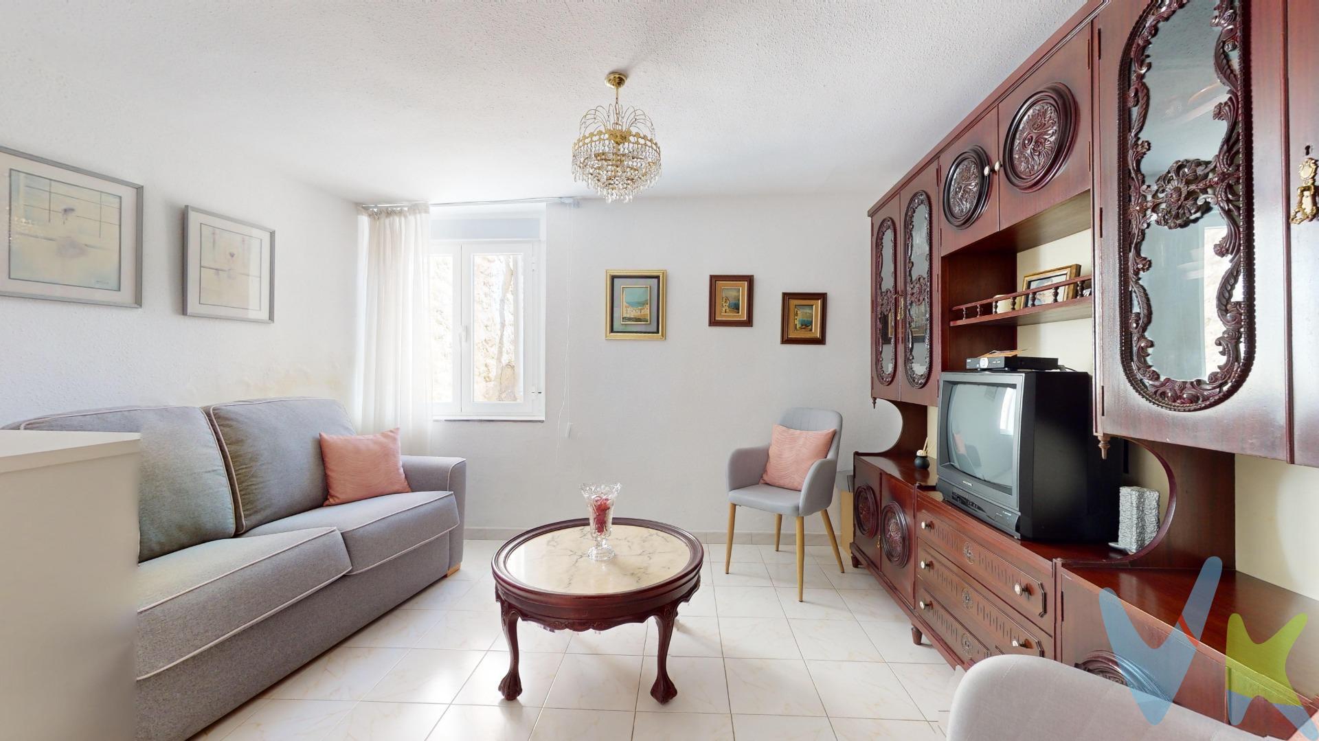 Vivir en un pueblo con encanto, a pocos m de Valladolid te da libertad, el espacio y el precio que siempre quisiste en una casa.   Hoy tenemos la posibilidad de ofrecerte una joya inmobiliaria en perfecto uso, simplemente para que le hagas algunos ajustes de pintura y poco mas. Ubicada en el centro del pueblo, para que tengas acceso a tiendas, transporte, centro de salud etc… pero la tranquilidad de la vida rural. La vivienda esta distribuida en dos plantas lo que te puede dar independencia dentro de tu propia casa. Además de tres dormitorios y un baño dispone de un bonito patio, para poder disfrutar con familia y amigos. Una vivienda que no requiere mucho mantenimiento, con calefacción en uso, aprovecha la oportunidad por el imbatible precio de 79.900€, mas gastos e impuestos por parte de los compradores.  La vivienda tiene honorarios al comprador de 5000.-€ + IVA