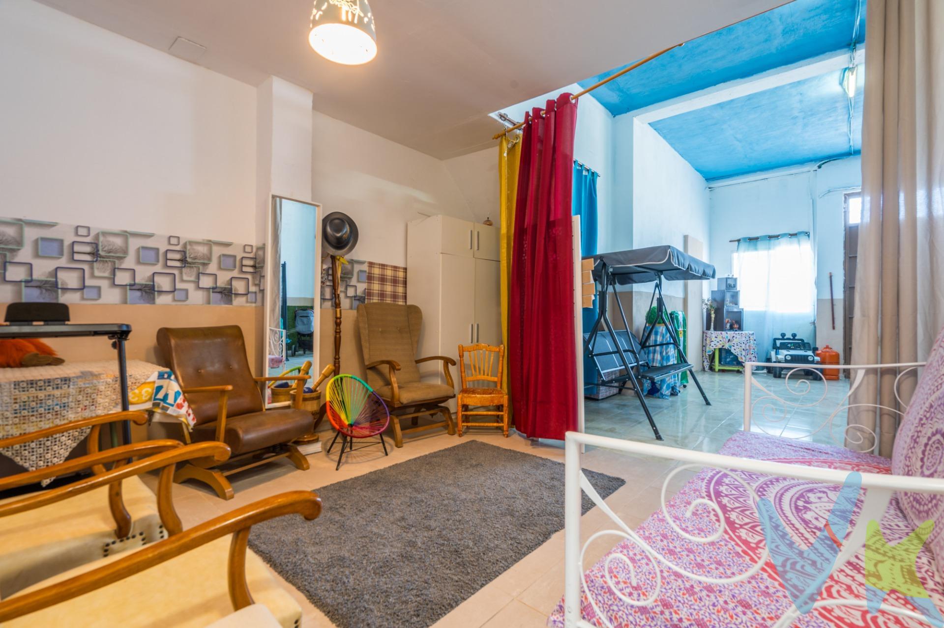 Descubre este fantástico bajo vivienda en Alginet, totalmente reformado con un bonito estilo rústico, combinando encanto, comodidad y funcionalidad.  Lista para entrar a vivir. Cuenta con dos amplias habitaciones dobles, ambas con baño en suite, ofreciendo privacidad y confort para toda la familia. Dispone de una cocina grande y muy funcional, con espacio para disfrutar del día a día, y una agradable terraza interior, perfecta para relajarse o crear tu propio rincón especial. La vivienda cuenta con ventanas de Climalit con mosquiteras, aportando un gran aislamiento térmico y acústico, además de comodidad durante todo el año. ✨ Bajo vivienda con acceso cómodo. ✨ Reforma completa con estilo rústico. ✨ 2 habitaciones dobles con baño en suite. ✨ 2 baños completos. ✨ Cocina amplia. ✨ Terraza interior. ✨ Ventanas de Climalit con mosquiteras. ✨ Garaje incluido. Una oportunidad única en Alginet para quienes buscan una vivienda con encanto, sin reformas pendientes y preparada para disfrutar desde el primer día. 📌 Información importante:. El inmueble se encuentra actualmente en trámite de cambio de uso a vivienda. Dicho procedimiento cuenta con todas las aprobaciones necesarias y será gestionado y asumido por la parte vendedora, ofreciendo al comprador mayor tranquilidad y seguridad en la operación. 📍¡Ven a visitarla y descubre tu próximo hogar!