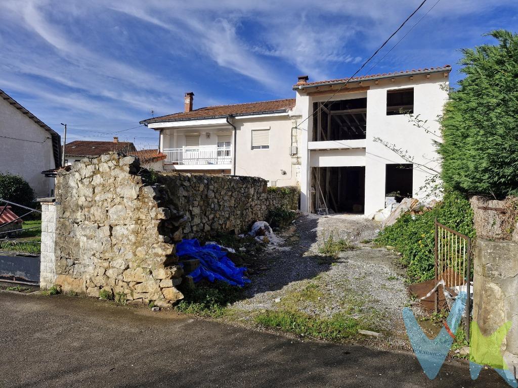 Casa en construcción en San Felices de Buelna - Cantabria. Si lo que busca es invertir en calidad de vida, o desarrollar un negocio turístico en un sector cada vez más demandado como es el turismo rural, descubra esta  casa pareada situada en una ubicación privilegiada, ya que se encuentra en un bonito entorno rodeado de naturaleza, pero con todos los servicios cerca, lo que ofrece la combinación perfecta entre la tranquilidad del campo y la comodidad del acceso a comercios, colegios, transporte y otros equipamientos esenciales. Esta vivienda de 240 m² construidos combina el carácter tradicional y rústico de la piedra y la madera. Actualmente está en proceso de rehabilitación integral, combinando un diseño moderno con materiales de alta calidad, y todo ello con el estricto cumplimiento de la normativa vigente. Características destacadas:. -Estructura renovada: En 2024, se construyó la nueva estructura con vigas de hierro y hormigón, permitiendo espacios abiertos y una distribución muy diáfana. -Cimentación: Al mismo tiempo, también se llevaron a cabo las obras de cimentación, instalando la red de saneamiento y los sistemas de drenaje de toda la vivienda. -Aislamiento térmico superior: Se ha utilizado termoarcilla en las paredes, mejorando el aislamiento térmico y acústico, lo que contribuye a una mayor eficiencia energética y al confort en el hogar. -Tejado renovado:  El tejado acaba de ser rehabilitado totalmente, incluyendo la instalación de dos ventanas Velux, que aportan luminosidad natural y ventilación a toda la vivienda. Fachada con enfoscado hidrófugo finalizada. Ventajas para el comprador:. -Certificación energética optimizada: Gracias a las mejoras en aislamiento y estructura, la vivienda alcanzará una alta calificación energética, reduciendo costes de calefacción y refrigeración. -Diseño personalizado: los compradores podrán terminar la rehabilitación, según el proyecto original del propietario, o adaptarla a sus propias necesidades o preferencias, y con una excelente proyección tanto para vivienda familiar como para alojamiento rural, y todo sin renunciar a las comodidades de la vida moderna. Además, dispone de un garaje con capacidad para dos vehículos, perfecto para las familias, o para quienes valoran el espacio adicional,  y en la parte delantera de la propiedad, encontrará un jardín orientado al sur de aproximadamente 90 m², ideal para disfrutar del sol durante todo el día, instalar una zona de estar al aire libre o incluso crear su propio huerto. ¡No dude en contactar para más información o concertar una visita!. Gastos de la transacción: . Compra sujeta al impuesto de transmisiones Patrimoniales. El adquiriente se hará cargo del coste de la escritura y su inscripción en el Registro de la Propiedad. . 