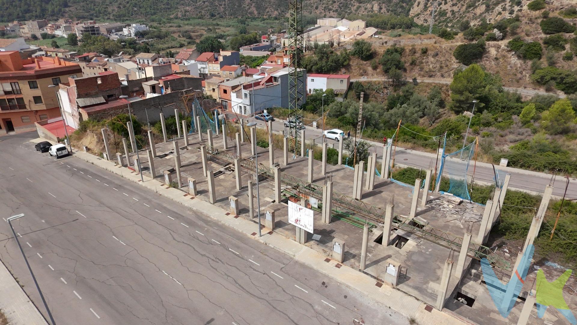 Situada en Ribesalbes, esta propiedad se presenta como una oportunidad lista para captar la atención de promotores que buscan rentabilidad y un proyecto limpio y en ejecución con un potencial ilimitado para transformarse en el próximo éxito residencial de la zona. Activo inmobiliario en fase de construcción:. Superficie del suelo: 750 m² de Suelo Urbano Consolidado. Estado actual: Obra parada con parte de la estructura ya ejecutada, lo que optimiza drásticamente los costes y los tiempos de entrega de la promoción. El Proyecto: Diseñado para la edificación de 10 viviendas adosadas, permitiendo una distribución eficiente y moderna adaptada a las demandas del mercado actual. Urbanización completa a pie de parcela: La parcela cuenta con todos los servicios listos para conectar:. Aceras y alumbrado público. Red de alcantarillado. Red de agua y acometidas de luz.. Toda la documentación y el proyecto técnico están completamente incluidos en la operación. Este activo tiene muy claro su público objetivo: familias y compradores que huyen del piso tradicional de ciudad. Ribesalbes ofrece el entorno perfecto para quienes buscan espacio, terrazas y calidad de vida, pero con la gran ventaja y comodidad de estar a un paso de los principales núcleos urbanos de la provincia. ¡Da el primer paso hacia una de las operaciones más atractivas del mercado actual!. VENTA:. PVP 510.000€. Gastos e impuestos no incluidos en el precio. La compra conlleva impuestos y gastos de formalización para el comprador. A título orientativo se informa que en segundas transmisiones el ITP con carácter general en Valencia es del 9%, pudiendo existir otros tipos impositivos atendiendo a las circunstancias personales del comprador u otras circunstancias previstas legalmente. Base imponible del impuesto el mayor valor entre el precio de compraventa, la tasación o el valor de referencia catastral. En cuanto a los gastos de notaría y registro, en su caso, suelen oscilar aprox. entre 1,5% y 2,5% (aranceles variables según precio, n.º de copias y complejidad). El comprador elige notario. Si el comprador precisase de hipoteca: tasación, condiciones y costes bancarios serán según entidad elegida por el comprador, así como los gastos de gestoría, y cualesquiera otros gastos inherentes a la formalización de la compraventa que legalmente correspondan a la parte compradora, salvo pacto expreso en contrario con el vendedor. El consumidor tiene, conforme a la normativa vigente, a su disposición información y documentación adicional relativa al inmueble y condiciones de la compraventa, que podrá ser consultada en C/Joaquín Costa 4, bajo 46005 Valencia o urbe2@remax.es. Honorarios de mediación inmobiliaria a cargo del COMPRADOR: (3% del precio final de venta más IVA (21%), salvo otro pacto.); y de VENDEDOR (según acuerdo con el mismo). Se informa al consumidor que la agencia actúa como intermediaria inmobiliaria en la operación, estando cualquier eventual compraventa y sus condiciones sujeta a la aceptación expresa del propietario-vendedor y a la posterior formalización del correspondiente contrato.