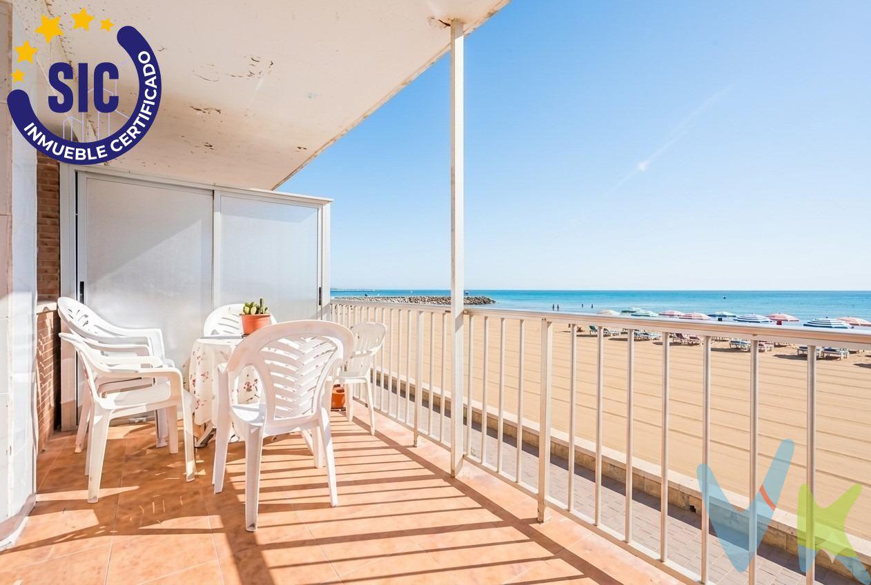 🏡 Descubre esta amplia vivienda situada en una ubicación privilegiada, en primera línea de la playa del Perelló, donde podrás disfrutar del mar y del estilo de vida mediterráneo todos los días. ✨ El apartamento cuenta con 4 habitaciones, ofreciendo amplitud y comodidad para toda la familia o para quienes buscan una segunda residencia junto al mar. ☀️ Dispone de un salón-comedor muy luminoso, con salida directa a una espectacular terraza de 13 metros frente a la playa, un espacio perfecto para desayunar con vistas al mar, relajarse y disfrutar de momentos únicos. 🛏️ La vivienda cuenta con ventanas de climalit, aportando mayor aislamiento, confort y tranquilidad en la vivienda. 🚿 Cuenta con un cuarto de baño amplio y muy cómodo, equipado con ducha y mampara de gran tamaño, pensado para ofrecer comodidad y funcionalidad en el día a día. 🔑 La vivienda cuenta con mejoras como puertas renovadas, cocina reformada y calentador nuevo, además de un práctico altillo de almacenaje ideal para guardar mantas, maletas y todo aquello que quieras tener organizado. 🌴 La playa del Perelló destaca por su arena fina, sus aguas mediterráneas y su ambiente tranquilo, siendo una zona perfecta para disfrutar tanto en vacaciones como durante todo el año. 🍽️ El entorno ofrece una gran calidad de vida, con restaurantes, comercios y una gastronomía reconocida por sus arroces y productos del mar, manteniendo ese encanto de pueblo costero valenciano. 🚗 Además, su cercanía a Valencia permite combinar la tranquilidad de vivir junto al Mediterráneo con la comodidad de tener la ciudad a pocos minutos. 💙 Una oportunidad única para tener un hogar frente al mar, con amplitud, terraza y todas las comodidades en una de las zonas con más encanto de la costa valenciana. 🏖️