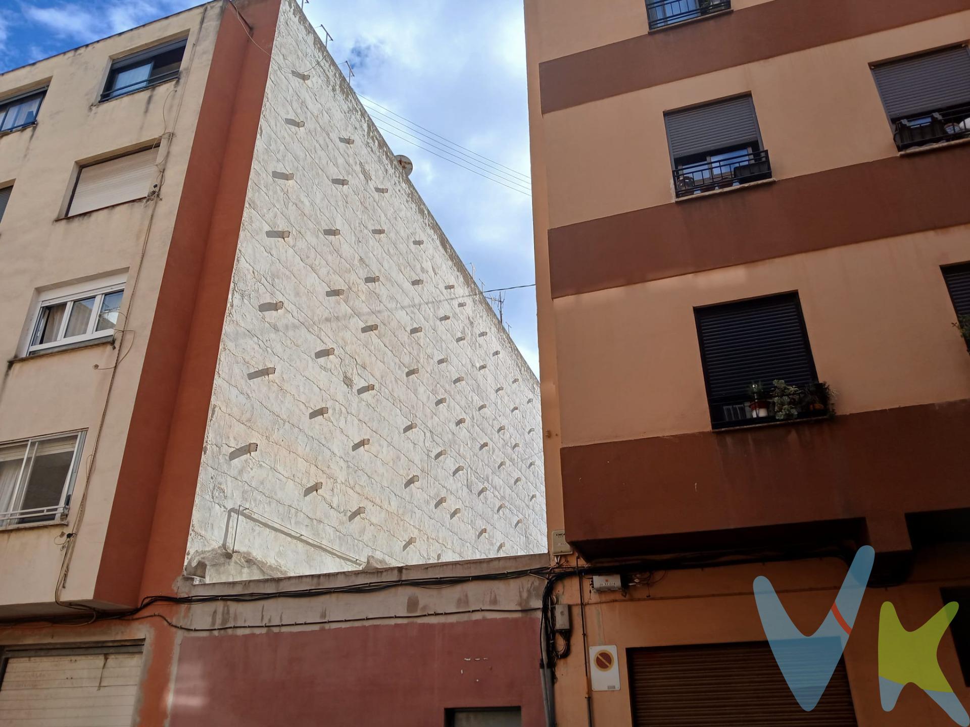 ¡Oportunidad Única en Zona Semicéntrica! Tu Próximo Proyecto Inmobiliario Te Espera. Descubre este  solar urbano situado en una ubicación privilegiada, a un paso de todos los servicios y con un potencial extraordinario. Con una fachada de 5 metros y una superficie total de 246 metros cuadrados. Características Destacadas:.  Cerca del corazón de la ciudad, con fácil acceso a transporte público, comercios, colegios, zonas verdes y una vibrante vida urbana, todo ello sin renunciar a la tranquilidad.    Ya sea para venta posterior de pisos de obra nueva o para alquiler. La posibilidad de construir varias unidades aumenta significativamente el retorno de la inversión. Dimensiones Versátiles: Con sus 246 m², el solar ofrece suficiente espacio para un diseño arquitectónico optimizado, permitiendo la construcción de viviendas atractivas y funcionales que maximicen el aprovechamiento del terreno. . Dado que el solar permite cuatro alturas y está en una zona bien comunicada, podemos diseñar una residencia de estudiantes que sea atractiva, funcional y, sobre todo, rentable. Diseño y Distribución:. Planta Baja: Podríamos destinarla a áreas comunes y servicios. Imagina un amplio recibidor con conserjería y seguridad, una sala de estudio o coworking equipada con buena conexión a internet y mobiliario ergonómico, una zona de estar o lounge con sofás cómodos, mesas y quizás una pequeña cafetería o máquinas expendedoras. También podría haber un gimnasio básico o una sala de actividades deportivas. Plantas Superiores (1ª, 2ª y 3ª altura): Aquí se ubicarían las habitaciones. Podríamos optar por una variedad de configuraciones para atraer a diferentes perfiles de estudiantes:. Habitaciones individuales: Pequeñas pero bien diseñadas, con su propio baño privado, escritorio y armario. Ideales para estudiantes que buscan privacidad. Habitaciones dobles: Con dos camas, dos escritorios y un baño compartido o privado. Una opción más económica y social. Apartamentos tipo estudio: Unidades más grandes con una pequeña cocina integrada, ideales para estudiantes que buscan mayor independencia. Pisos compartidos: Varias habitaciones (individuales o dobles) que comparten una cocina amplia y una zona de estar común. . . . . . . . . . . . . . . . . . 