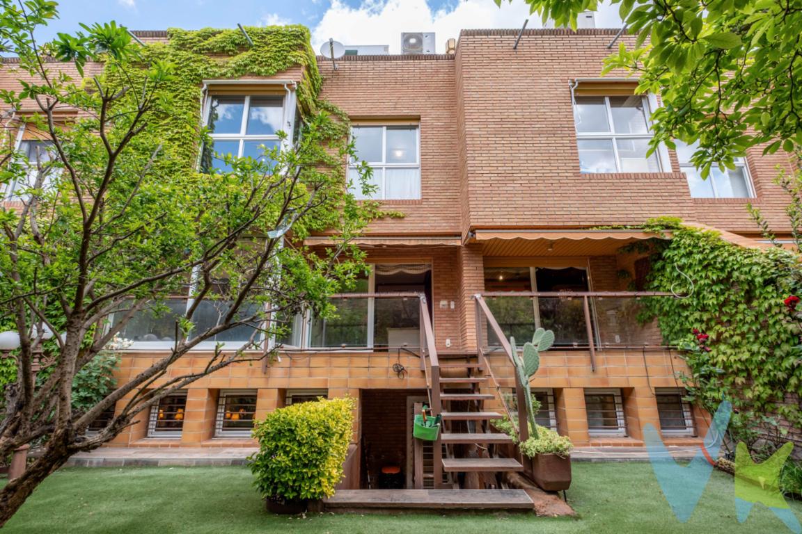 . Vivir en Paseo Ruiseñores es elegir calidad de vida en uno de los barrios más exclusivos y tranquilos de Zaragoza, junto al parque José Antonio Labordeta: el pulmón verde donde la ciudad respira y tú también. Te presentamos esta unifamiliar de 4 plantas, la más grande de la urbanización, pensada para quienes buscan amplitud, luz y un entorno cuidado. Ideal para familias grandes, amantes de los espacios con alma o simplemente para quienes no se conforman con lo de siempre. ¿Lo mejor?. 🌟 7 dormitorios y 4 baños completos, repartidos de forma funcional para ofrecer privacidad, comodidad y versatilidad. Una casa donde todos tendrán su espacio… y nadie tendrá que esperar turno para ducharse. Y aún hay más:. 🔥 Bodega con chimenea, luz natural y salida directa al jardín y al garaje. 🪟 Una buhardilla espectacular, con dos habitaciones amplias, terrazas privadas y… una sauna privada para desconectar sin salir de casa. 🌱 Jardín privado, perfecto para desconectar, leer o disfrutar de un vermut al sol. 🏊‍♂️ Urbanización cerrada con piscina y zonas comunes ajardinadas impecables. 🚗 Garaje para 2 coches y motos con acceso directo desde la casa. 🛏️ Dormitorio en planta calle, ideal para visitas, personas con movilidad reducida o como despacho en casa. 🌞 Luz a raudales en todas las estancias. Una casa construida para disfrutar en cada etapa de la vida, donde los espacios acompañan tus planes y crecen contigo. 📍 Ubicada en una de las zonas más deseadas de Zaragoza, bien conectada, con todos los servicios cerca y ese privilegio de salir a correr por el parque sin coger el coche.