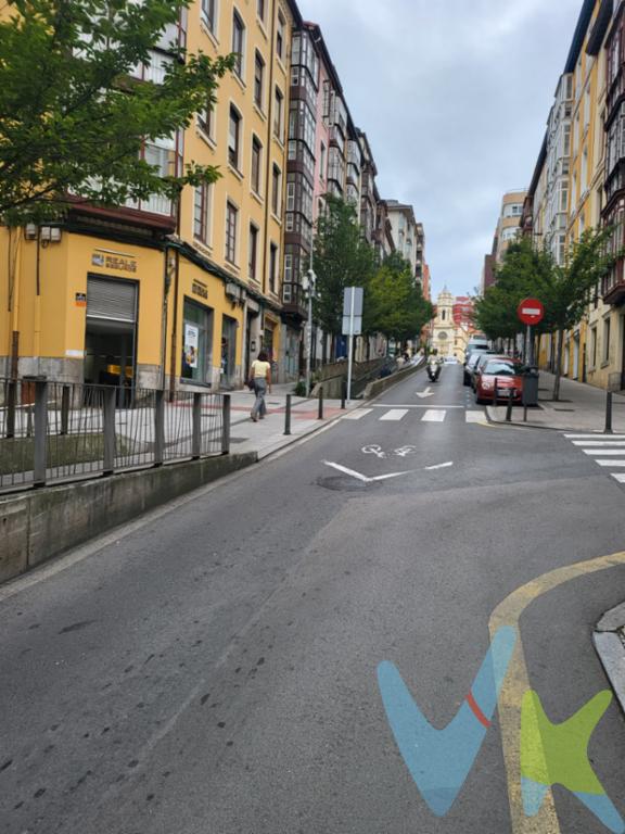 Restaurante en funcionamiento  Venta en rentabilidadOportunidad de inversión en una excelente ubicación, a escasos minutos del Paseo Pereda y Puertochico.Bar actualmente en funcionamiento, con terraza exterior cubierta.El inmueble se comercializa en rentabilidad, resultando una opción interesante para inversores que buscan un activo con actividad y rendimiento desde el primer momento.Para ampliar información sobre condiciones, rentabilidad y características del inmueble, contacte con nosotros.  