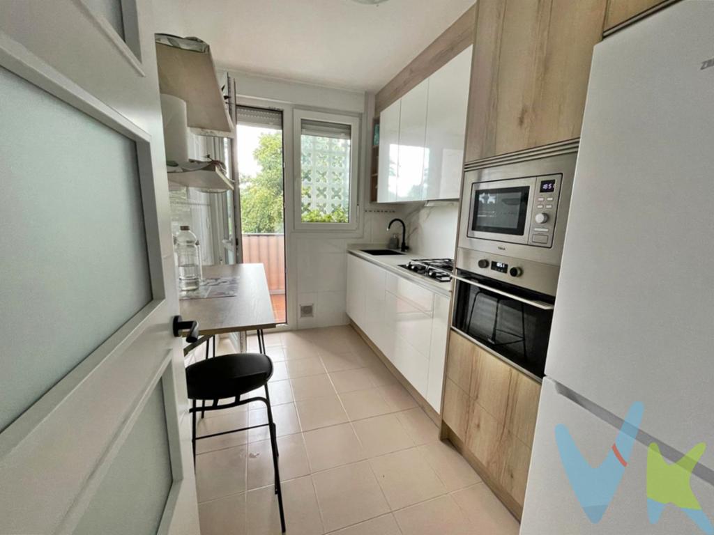 - LUMINOSA VIVIENDA DE TRES HABITACIONES EN CARANDIA DE PIELAGOS -Este AMPLIO y SOLEADO piso en planta baja se encuentra en una zona residencial muy tranquila, pero con todos los servicios necesarios para el día a día a escasa distancia, como supermercados, centro médico, colegios e institutos gracias a su cercanía con Renedo y Torrelavega. Además, Torrelavega está a solo 5 minutos en coche y Santander a 20 minutos. La vivienda cuenta con un excelente acceso a la autovía A-8 (Bilbao-Oviedo) y se encuentra a pocos minutos de las playas de Suances y Liencres.La vivienda se distribuye en hall de entrada, salón y cocina independiente con acceso a terracita cubierta, cuarto de baño con plato de ducha y tres dormitorios. Toda la vivienda es exterior, lo que garantiza una excelente luminosidad en todas sus estancias.Ha sido completamente reformada y dispone ventanas de PVC oscilo batientes, puerta principal blindada, electricidad y fontanería renovadas, puertas interiores lacadas en blanco, así como cocina y baño totalmente nuevos. Además los suministros están dados de alta, por lo que está lista para ser habitada. En definitiva, una excelente oportunidad tanto para quienes buscan una vivienda habitual como para quienes desean disfrutar de una segunda residencia en el corazón de Cantabria.¡No se puede pedir más, ven a verla y será tu hogar!Los precios mostrados no incluyen impuestos, gastos de compraventa ni financiación.Al comprador se le cobraran 2000  + IVA de gastos de gestión inmobiliaria 
