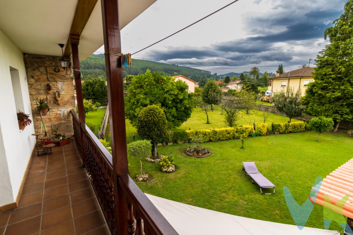 --¡Qué hermosa casa montañesa! Esta casa típica de estilo montañés cuenta con tres plantas y un total de 300m² construidos y es una verdadera joya.Con 254m² cuadrados de espacio habitable, esta casa de tres plantas cuenta con 5 habitaciones y 2 baños. La primera planta tiene una cocina con zona de comedor, despensa y salida al jardín, un baño y un amplio salón con una acogedora chimenea que atraviesa toda la casa de abajo a arriba y hará tus días de invierno más agradables.La segunda planta tiene cuatro habitaciones dobles, la principal con vestidor y las demás con armarios empotrados, otra habitación más pequeña destinada a despacho y un baño completo con jacuzzi. La tercera planta está diáfana y abuhardillada con cuatro grandes velux para que puedas convertirla en una zona de juegos para los más pequeños de la casa o distribuirla en habitaciones, con una preinstalación para hacer otro baño.La fachada de piedra y el balcón de madera que asoma al jardín le dan un toque rústico y auténtico. Además, la casa cuenta con un bonito jardín privado cerrado con muro de piedra que ofrece un espacio al aire libre para disfrutar del clima fresco de la montaña con pozo, leñero y zona de merendero para que puedas reunirte en  los días de sol con la familia y amigos. La casa está ubicada en el barrio de Villabañez, al lado del ayuntamiento de Castañeda, ubicada en la comarca de los valles pasiegos, limita con Puente Viesgo, y tiene excelente comunicación con la Autovía A8 dirección Bilbao-Oviedo, a 25 minutos de Santander y a 15 de Torrelavega.Los principales rasgos del municipio a nivel general son unos inviernos suaves y veranos frescos, sin cambios bruscos estacionales.Las casas montañesas son una opción popular para aquellos que buscan un hogar acogedor y rústico.Si estás buscando una casa montañesa en venta, ¡esta podría ser la opción perfecta para ti! ¡No dudes en programar una visita para verla en persona!