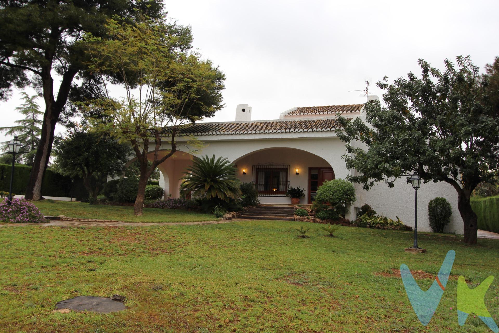 Ubicado en una de las urbanizaciones más prestigiosas de Valencia, presentamos este magnífico chalet independiente con una parcela de 1.775 m². Vivienda  distribuida prácticamente en una sola planta, con excepción de una acogedora buhardilla ideal como estudio o sala polivalente. La vivienda cuenta con un amplio salón a dos niveles, con zona de comedor y zona de estar con chimenea, perfecta para disfrutar del invierno. Desde el salón se accede a la buhardilla, que destaca por sus techos altos con vigas de madera, aportando calidez y carácter. La cocina, muy funcional, comunica directamente con el salón y también con la zona de noche, lo que facilita la circulación interior. Además, tiene salida directa al jardín y a la piscina. Una preciosa terraza cubierta, con vistas al exuberante jardín, se convierte en el lugar ideal para disfrutar al aire libre todo el año. El jardín consolidado, con césped, árboles y plantas maduras, dispone de riego automático. La piscina privada de 10x5 m, equipada con depuradora y limpia fondos, se complementa con un vestidor exterior con ducha y baño, ideal para disfrutar del verano con comodidad. La zona de noche cuenta con habitaciones dobles con armarios empotrados dobles. Dos de ellas disponen de baño en suite completo, proporcionando privacidad y confort. Entre sus calidades destacan:. Calefacción central de gas ciudad. Aire acondicionado centralizado frío/calor. Garaje para dos coches y trastero en sótano. Además, la urbanización Santa Apolonia ofrece vigilancia, club social, pistas de tenis, pádel, frontón y piscina comunitaria, todo en un entorno exclusivo y a tan solo 20 minutos de Valencia y sus playas, y 15 minutos del aeropuerto. Por mandato expreso del propietario, comercializamos este inmueble en EXCLUSIVA, lo que le garantiza un servicio de calidad, un trato fácil, sencillo y sin interferencias de terceros. Por este motivo, se ruega no molestar a los propietarios, a los ocupantes de la propiedad y a los vecinos. Muchas gracias por su comprensión. Si Usted es agencia inmobiliaria y tiene un cliente para este inmueble, llámenos, estaremos encantados de colaborar en esta y otras operaciones. 