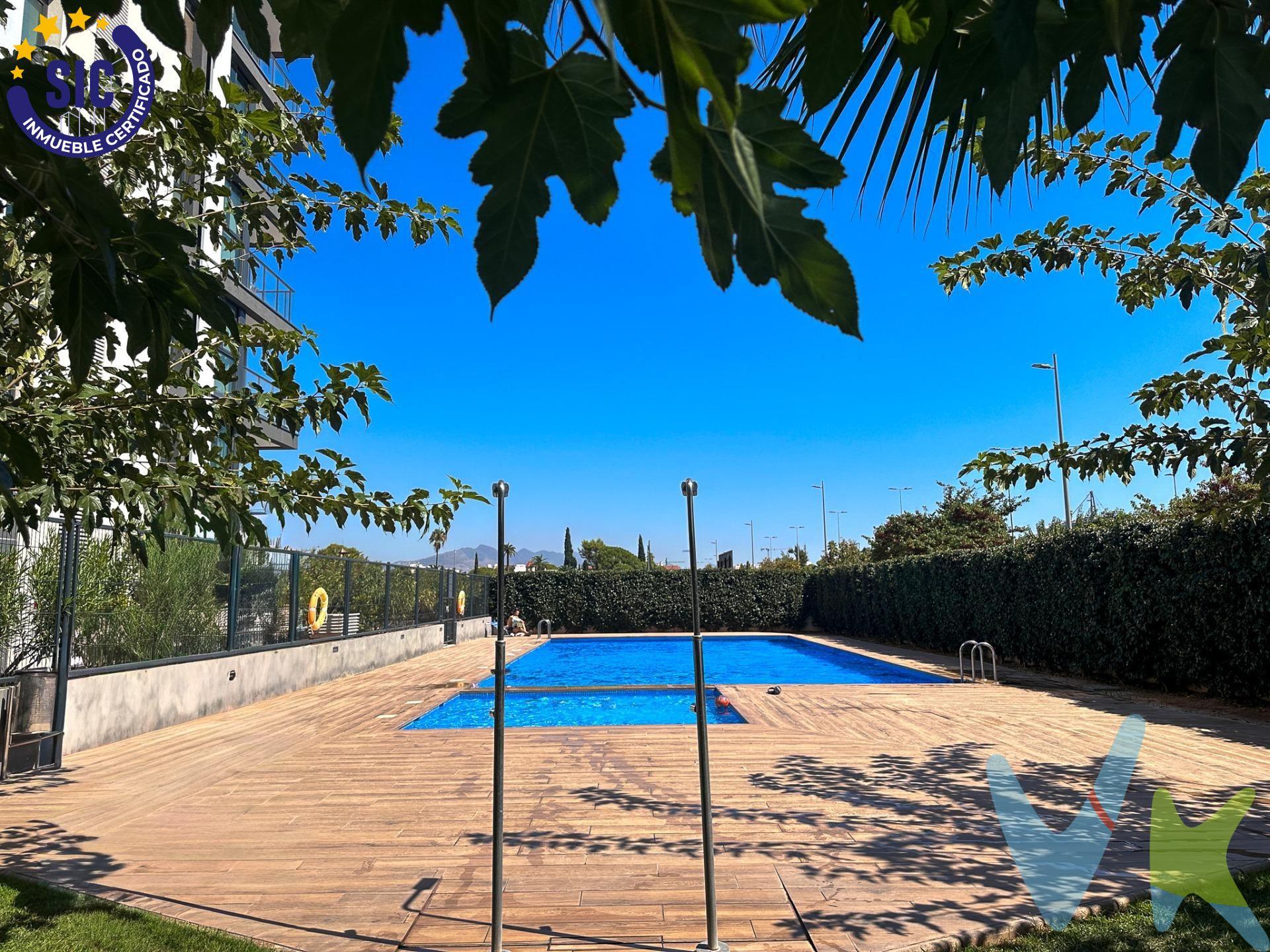 Presentamos una exclusiva vivienda de 115 m2 que destaca por su óptima distribución y aprovechamiento del espacio. Al entrar, serás recibido por un hall luminoso que da acceso a una cocina totalmente equipada y un amplio comedor salón inundado de luz natural. La propiedad cuenta con dos habitaciones dobles equipadas con armarios empotrados, además de una habitación principal donde se encuentra un vestidor privado y baño completo dotado de plato de ducha. Este hogar está diseñado para ofrecer confort durante todas las estaciones gracias al sistema de aire acondicionado frío/calor instalado por conductos. En sus acabados destacan los suelos laminados elegantemente terminados así como paredes lisas suaves al tacto; cabe mencionar también la presencia adicional de armarios empotrados tanto en el pasillo como en la entrada. Se ofrece sin muebles pero incluye electrodomésticos esenciales ya instalados. Situada dentro de una cuidada urbanización, este residencial presenta atractivas zonas comunes: podrás relajarte junto a la piscina comunitaria o disfrutar del área infantil equipada con columpios y con suelos de parquet para que no se hagan daño; asimismo hay baños/vestiarops disponibles para la piscina e instalaciones para aparcar bicicletas así como pista adecuada para futbito. Cuenta con plaza de garaje así como trastero localizado dentro del mismo edificio. Diseña tu estilo vida ideal aquí . ¡Disfruta plenamente cada rincón durante todo el año!. Este inmueble es en exclusiva, con lo que le facilitamos cualquier información sobre la vivienda.  Por este motivo, solicitamos no molesten al propietario o a los vecinos de la comunidad. . En todos los casos los precios expuestos son más impuestos y gastos derivados de la transmisión del inmueble.