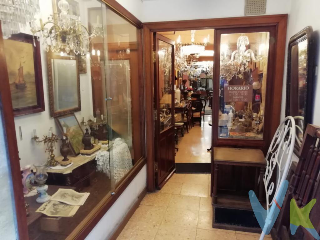 Local en venta en la Calle San Lorenzo del Casco Viejo.  Se distribuye en 95m² útiles + 60m² de almacén con terraza en la parte superior en propiedad. Negocio anterior: tienda de antigüedades. Reforma integral del edifiòIdeal para peñas o sociedades, con chimenea y terraza propia.ALQUILER CON OPCIÓN A COMPRA.