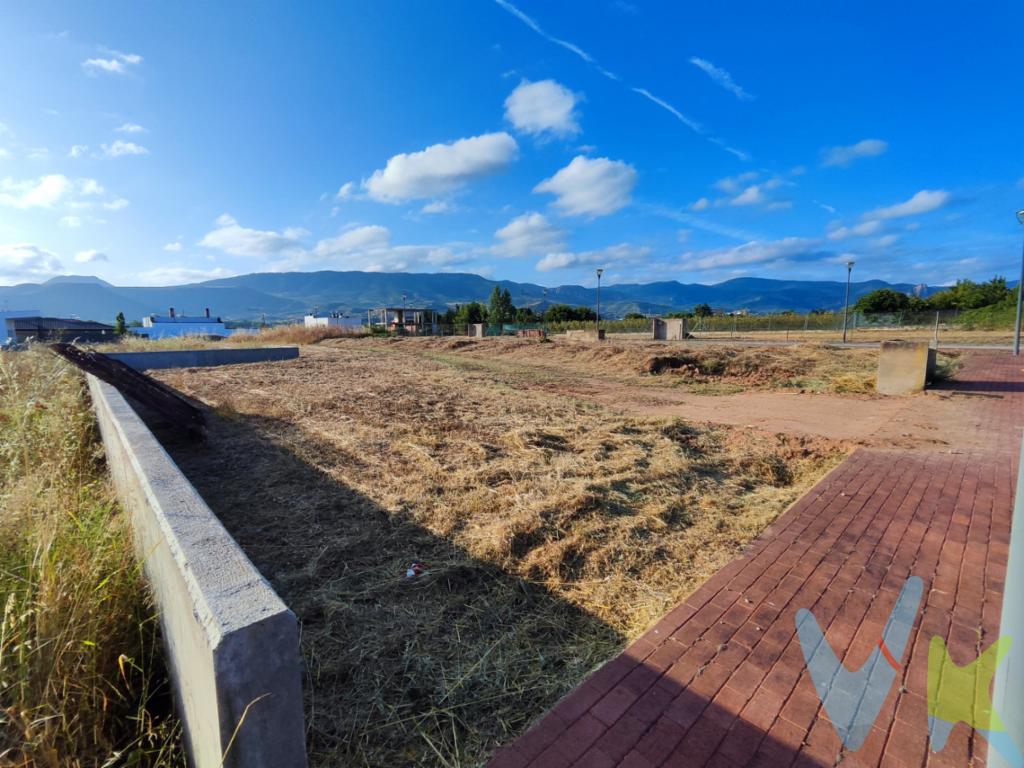 Parcela de terreno suelo M3 P12 urbana residencial con acometidas en Carretera Soria a Logroño311 metros de parcela con 167 de edificabilidad residencial.Todos los servicios en la parcela; luz, agua, comunicaciones y saneamiento.A 10 Kilómetros de LogroñoEntorno consolidado con más viviendas unifamiliares.Ubicada en Albelda de Iregua, La Rioja.Se vende añadiendo IVA del 21%La Chimenea de Vistalegre, es un plan parcial con superficie de 74.500 m², situado en el Punto Kilométrico PK-321 Carretera Nacional-111. Calificado como suelo urbano, término municipal de Albelda de Iregua, situada a 14 Km. de Logroño. Urbanización residencial, en un entorno natural incomparable, con excelentes vistas, amplias zonas verdes de cuidada vegetación (9.484 m²). Un enclave privilegiado y bien comunicado mediante autovía. Entre los campos de golf de Sojuela y Logroño. Situado a 10 minutos en coche del casco urbano de Logroño y a tan solo 6 Km. del enlace de la autopista A-68. La Chimenea de Vistalegre se compone de 108 parcelas de diversas superficies con una superficie media de 308 m². Servicios y equipamiento a pie de parcela: agua de red, electricidad, gas, saneamiento y alcantarillado, así como telecomunicaciones. Plan Parcial completamente urbanizado, con infraestructuras y servicios de alta calidad, acordes a las necesidades actuales de hoy en día, necesarias para construir una vivienda residencial con todo tipo de garantías. Parcelas completamente individuales sin gastos de comunidad. Las normas urbanísticas que rigen la construcción de viviendas son las recogidas en el Plan Parcial, entre las que destacamos: Número máximo de plantas: Baja + 1 (no computa el sótano) Altura máxima: 6 metros Retranqueo perimetral: 2 metros (respecto de todas las fachadas o límites de la parcela) Vuelo máximo: 0,5 metros (sobre todas las fachadas) Fondo edificable: Libre, pudiendo edificarse en cualquier punto de la parcela, respetando siempre el retranqueo de los 2 metros del límite de la parcela. Unidades en venta en estos momentos: Manzana 3 Parcela 16 Superficie parcela: 308,10 m² Edificabilidad: 165,46 m² techo Manzana 3 Parcela 12, 8, 14 Superficie parcela: 311,75 m² Edificabilidad: 167,42 m² techo.