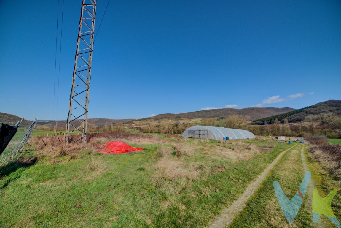 Ciaurriz (valle de Odieta), a 15 minutos de Pamplona. Finca de 6.800 metros cuadrados, cerca del núcleo urbano y perfectamente accesible desde la carretera de Ostiz. Terreno despejado, con vistas, y dotado de un invernadero de 300 metros cuadrados con riego por goteo. Cuenta con 6 depósitos de agua con tubería directa. También dispone de un terreno cercado y caseta para cría de aves y de ganado ovino o caprino. Además, dentro de la finca existe una balsa para aprovisionarse de agua. También cuenta con acceso directo a una regata justo al lado de la propiedad y con línea eléctrica para una hipotética toma de luz (cableado existente hasta la finca). También cuenta con una caseta para almacén de aperos y otros útiles. Reúne condiciones para crear una explotación agropecuaria.Si lo que buscas es un terreno grande con diferentes espacios para tus animales, plantas , huerta etc, este es tu terreno.