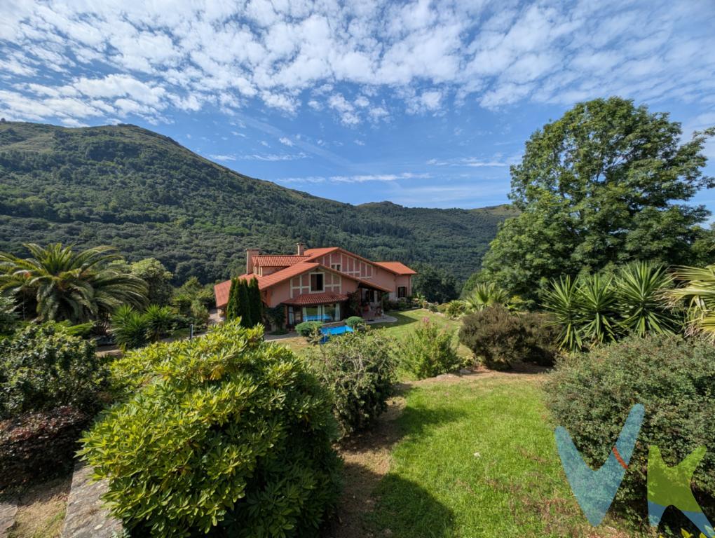 En el entorno privilegiado de La Bien Aparecida, se encuentra esta espectacular casa independiente construida en 2003 con materiales de primera calidad. Con 637 m² construidos y 600 m² útiles, destaca por su amplitud, diseño elegante y el confort que ofrece. MATERIALES DE LUJO Y AMPLIOS ESPACIOS:La vivienda cuenta con suelos radiantes, carpintería de roble macizo, ventanas de doble acristalamiento y un avanzado sistema de domótica que permite controlar la climatización, la iluminación y la seguridad. Su distribución optimizada, con cinco habitaciones, garantiza estancias luminosas y espaciosas.En el exterior, la propiedad dispone de una parcela cerrada de 21.000 m², con zona ajardinada y garaje amplio para varios vehículos además de un almacén anexo y bodega. Además, incluye un hotel canino de 352 m² con licencia dentro de una amplia nave realizada con los mejores materiales y otra edificación destinada al cuidado de caballos, lo que permite múltiples usos o explotación comercial.Ubicada en un entorno natural excepcional, esta casa ofrece privacidad, comodidad y exclusividad, sin renunciar a la cercanía de los servicios esenciales.📞 Contacta con nosotros y ven a descubrir esta joya inmobiliaria!