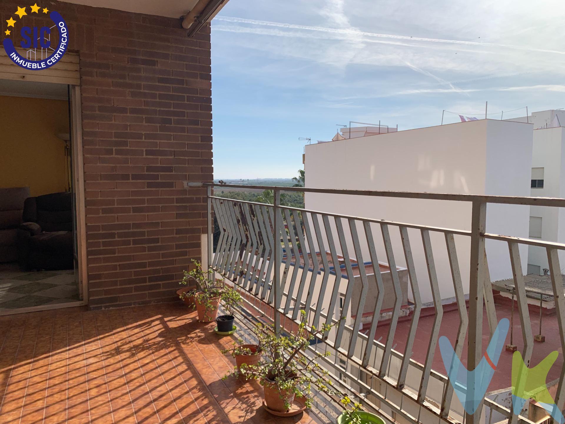 Le presentamos esta magnífica vivienda totalmente exterior de 152 m² construidos, una propiedad que destaca por magnífica terraza, su amplitud, excelente distribución y gran luminosidad, ubicada en un edificio con ascensor, lo que aporta comodidad y accesibilidad para el día a día. El piso se distribuye en tres dormitorios dobles, todos ellos muy luminosos y equipados con armarios empotrados, lo que garantiza una excelente capacidad de almacenaje. El dormitorio principal es una amplia habitación doble tipo suite, que cuenta con baño privado con bañera, creando un espacio íntimo y confortable. Los otros dos dormitorios dobles ofrecen múltiples posibilidades de uso, siendo ideales como dormitorios adicionales, despacho o cuarto de invitados. La vivienda dispone además de un segundo baño completo con plato de ducha, práctico y funcional, que da servicio al resto de estancias y a las visitas. Uno de los principales atractivos de esta propiedad es su espectacular salón-comedor de grandes dimensiones con acceso a la terraza. Un espacio amplio, acogedor y especialmente luminoso gracias a su buena orientación y a sus amplios ventanales. Permite crear distintos ambientes, convirtiéndolo en el lugar ideal tanto para el descanso como para reuniones familiares y sociales. Y con la posibilidad de convertir el actual comedor en la cuarta habitación en caso de necesidad. La cocina luminosa, lista para entrar a vivir, con una distribución cómoda y funcional, amplias zonas de almacenaje y superficie de trabajo suficiente para el día a día. En conjunto, se trata de una vivienda que combina espacio, luz natural y comodidad, ideal para familias o para quienes buscan un piso amplio, con buena orientación y en una finca que ofrece la comodidad de contar con ascensor. Los Impuestos, gastos de notaría, registro de la propiedad y honorarios de inmobiliaria no incluidos en el precio publicado. INMUEBLE CERTIFICADO DESDE ASICVAL (Asoc. Inmobiliarias Com. Valenciana) POR CASATUYA (Agente Certificador Homologado). El inmueble se encuentra en Nules población costera de 13.000 habitantes. Nules se encuentra muy bien comunicada y ubicada a poca distancia de las dos capitales de provincia, a 18 Km de Castellón de la Plana ya 55 Km. de Valencia. Con fácil accesibilidad a la vías: CV-10, la nacional 340, la autopista AP-7 y la CV-18. Además, se puede acceder por carreteras secundarias que unen la ciudad con las localidades vecinas. Ferrocarril: es un acceso cómodo tanto desde Valencia como desde Castellón, ya que la estación de RENFE se encuentra ubicada en el centro de la ciudad. Servicios de transporte: frente a la estación de ferrocarril, Nules dispone de servicios de taxi y de autobús urbano.