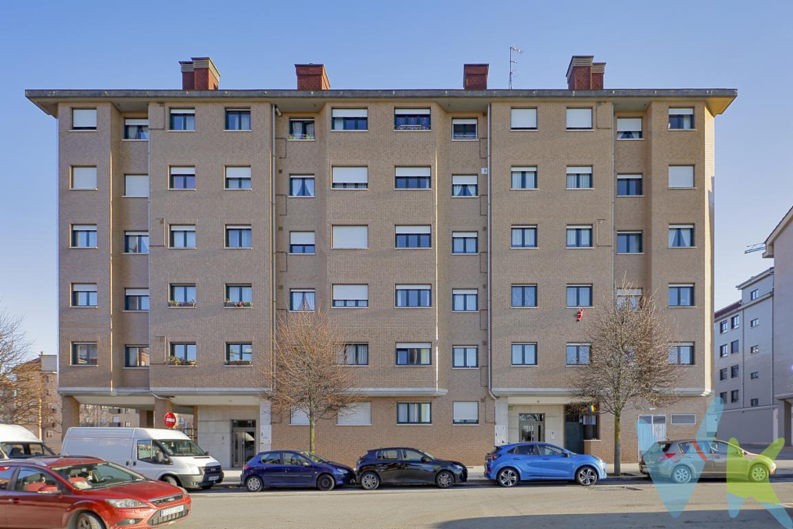  Se presenta una excelente oportunidad para adquirir un piso en la apreciada zona de Nuevo Gijón CON DOS PLAZAS DE GARAJE. Este inmueble, disponible para venta, cuenta con una distribución perfectamente aprovechada que incluye dos acogedoras habitaciones. La propiedad ofrece 64.47 metros útiles y 73.64 metros construidos, proporcionando un espacio cómodo y funcional para cualquier tipo de familia o pareja.Ubicado en la primera planta de un edificio moderno, construido en el año 2010, el piso garantiza confort y accesibilidad. El edificio cuenta con la ventaja añadida de un ascensor, lo que asegura un desplazamiento sencillo y sin complicaciones a todos los niveles. En términos de seguridad y conveniencia, también se ofrecen DOS PLAZAS DE GARAJE, lo que facilita el acceso directo e inmediato a su vehículo en todo momento. Incluye también un practico trastero que garantiza almacenaje extra y bien organizado.Este hogar se entrega amueblado y equipado con electrodomésticos, permitiendo una mudanza sin complicaciones y lista para comenzar su nueva vida. La vivienda ha sido diseñada para aprovechar al máximo la luz natural, lo que crea un ambiente cálido y acogedor en cada rincón. Los acabados modernos y de alta calidad son visibles en todos los aspectos del piso, desde la cocina hasta el salón, sin dejar de lado los dormitorios y el baño.Situado estratégicamente, el inmueble disfruta de excelentes conexiones con el transporte público, con varias líneas de autobús cerca que facilitan el acceso al centro de Gijón y a otras áreas de interés. Esta ubicación permite disfrutar de una vida tranquila, sin renunciar a las ventajas de vivir cerca del corazón de la ciudad.El salón es amplio y perfecto para reuniones familiares o para disfrutar de momentos de relajación. La cocina se presenta totalmente equipada, con electrodomésticos modernos que harán de la preparación de comidas una tarea sencilla y placentera. Los dormitorios, bien proporcionados, ofrecen un espacio íntimo y reconfortante, ideal para el descanso y la privacidad personal. Los dos baños son funcionales y elegantes, completa la distribución de este acogedor piso.Nuevo Gijón es una zona en continuo desarrollo, ofreciendo una amplia gama de servicios, incluyendo colegios, tiendas y áreas verdes, ideales para el disfrute al aire libre. La relación calidad-precio que ofrece este piso es inmejorable, considerando todas las ventajas y facilidades que incluye.Invitamos a interesados a programar una visita para apreciar en persona todas las cualidades y el encanto que esta vivienda tiene para ofrecer. La combinación de ubicación, características y precio hace de este piso una opción inmejorable para aquellos que buscan establecerse en una de las áreas más valoradas de Gijón. Contáctenos para más información y agendar una visita. Sin duda, este piso es una invitación a una vida plena de comodidades y ventajas urbanas. Descubra su próximo hogar en el corazón de Nuevo Gijón y déjese maravillar por todo lo que ofrece.Gastos e impuestos no incluidos en el precio. A título orientativo, en segundas transmisiones, el comprador abonará el Impuesto sobre Transmisiones Patrimoniales (ITP). Para consultar los porcentajes del ITP en Asturias puede hacerlo a través de la web oficial de servicios tributarios del Principado de Asturias https://sede.tributasenasturias.es/sites/sede/default/es_ES/Que-quieres-hacer/Transmisiones-Patrimoniales-y-AJD. La base imponible será el mayor valor entre precio de compraventa, tasación o valor de referencia catastral. Gastos de notaría y registro según aranceles variables según precio, número de copias y complejidad.El comprador escoge libremente notario. El vendedor asume la plusvalía y el resto de gastos son del comprador. Si se precisa hipoteca: Tasación, condiciones y costes bancarios según entidad elegida por el comprador; así como los gastos de gestoría y cualesquiera otros inherentes a la formalización de la compraventa. De acuerdo con la ley, no se incluyen en el precio otros gastos o tributos que legalmente correspondan al comprador. Honorarios de intermediación inmobiliaria a cargo del vendedor y honorarios de mediación inmobiliaria del 2% más I.V.A. a cargo del comprador.El consumidor tiene derecho, conforme a la normativa vigente, a disponer de información y documentación adicional relativa al inmueble y condiciones de la compraventa, accesible en la sede física de la Agencia Domingo en Avenida Hermanos Felgueroso 1 o Marqués de casa Valdés 7 bajo, de Gijón, o a través del correo electrónico info@agenciadomingo.com. La agencia actúa exclusivamente como intermediaria en la operación. Cualquier compraventa y sus condiciones quedan sujetas en todo caso a la aceptación expresa del vendedor del inmueble y a la posterior formalización del correspondiente contrato. El presente anuncio tiene carácter meramente informativo; la información suministrada se corresponde con la disponible a la fecha de publicación, pudiendo variar en función de las circunstancias o actualizaciones legales, contractuales y fiscales.