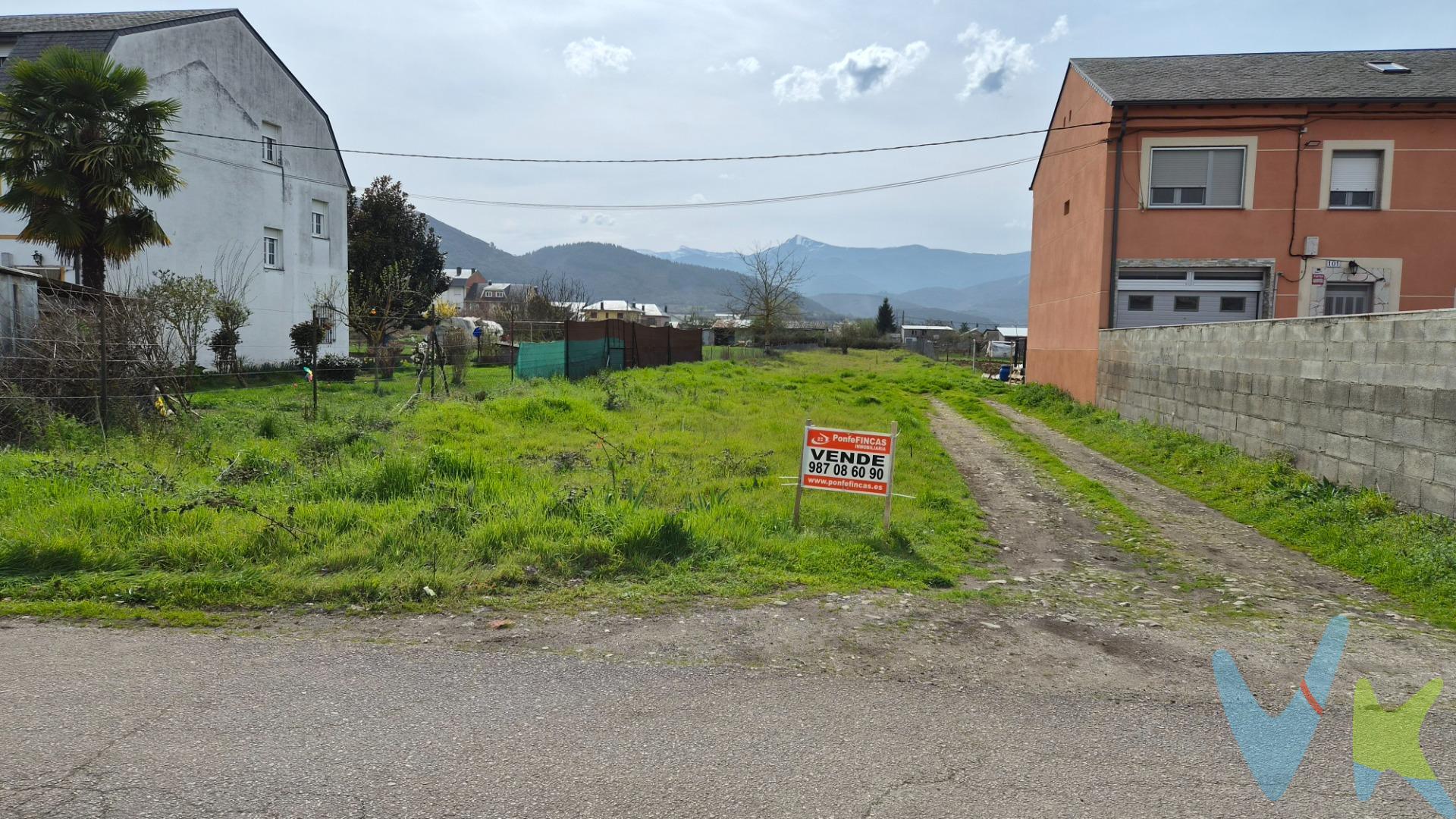 Descubre una oportunidad única de inversión en la hermosa localidad de Ponferrada. Esta finca rústica, ubicada en La Placa, ofrece un terreno rural ideal para quienes buscan conectar con la naturaleza o desarrollar proyectos agrícolas. Con un precio accesible de solo 19,000 euros, esta propiedad se encuentra rodeada por el esplendor natural que caracteriza a la región y cuenta con fácil acceso desde las principales vías locales. Aunque no dispone actualmente de construcción ni servicios básicos como agua corriente o electricidad, su gran potencial permite imaginar diversos usos: desde huertos ecológicos hasta espacios recreativos familiares. Aprovecha esta excelente ocasión para adquirir tu propia parcela en uno de los entornos más bellos del noroeste español.