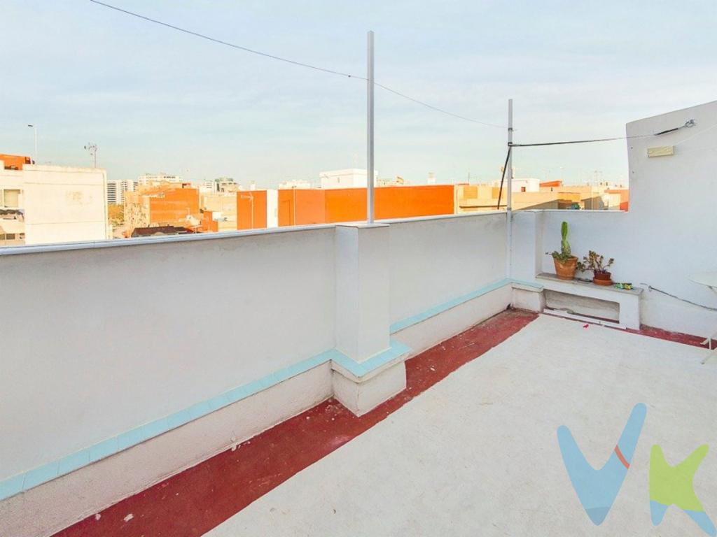 Luminoso ático con 2 habitaciones, actualmente alquilado y con contrato en vigor hasta finales del 2026.Para los que buscan espacios exteriores, la luz, tranquilidad, pasar grandes veladas en una maravillosa terraza.. . Este ático de dos habitaciones mas una habitación de trastero o almacenaje, reformado completamente, con salón grande, baño con ducha y cocina independiente, está buscando al comprador perfecto ¿Quieres ser tu? llámanos y ven a verlo, seguro que te enamoras.. . Muy buena zona, entre la huerta valenciana y la Ciudad de las Artes y las Ciencias. Barrio con todos los servicios: Polideportivo con pistas de tenis, campo de futbol, baloncesto, piscina climatizada y descubierta en verano, etc. Centro Salud, Biblioteca, supermercados, farmacias, restaurantes, Mercado Municipal, parques, etc.El Ayuntamiento de Valencia y el Puerto han acordado la creación de un Parque de Desembocadura, parecido al de Cabecera de casi 9 hectáreas de extensión. También se va a contruir una zona deportiva de 90.000 metros cuadrados donde el Levante UD va a instalar su nueva ciudad deportiva.. Se accede a Nazaret a través de la autovía CV-500 (autovía de El Saler), 7 así como a través del puente de Astilleros desde el barrio de el Grau. Además, el barrio cuenta con cobertura de la nueva línea 10 de tranvía que conecta con el centro de Valencia en 16 minutos, además de las líneas de autobús EMT Línea 4 de y hacia el Ayuntamiento de Valencia, Línea 30 de y hacia el Hospital Clínico de Valencia, Línea 15 Pinedo-Marqués de Sotelo, Línea 95, Puerto de Valencia- Ciudad de las Artes y las Ciencias- Parque de Cabecera y de la Línea 23 Platges- Creu Coberta (23 sólo en verano) y la nocturna Línea N8.. Desde el barrio se puede llegar en menos de 5 minutos andando a la Ciudad de las Artes y las Ciencias a través de un puente peatonal y ciclista.. .Agencia Registrada con el NºRAICV 0385 en el Registro Obligatorio de Agentes Inmobiliarios de la Comunitat Valenciana. Puede consultar en la web de la GVA. Por mandato expreso del propietario, comercializamos este inmueble en exclusiva, lo que le garantiza el acceso a toda la información, a un servicio de calidad, un trato fácil, sencillo y sin interferencias de terceros. Por este motivo, se ruega no molestar al propietario, o a los ocupantes de la propiedad o a los vecinos. Muchas gracias por su comprensión. Si usted es agente inmobiliario y tiene un cliente interesado estaremos encantados de colaborar.Gastos de la compraventa a cargo de la parte compradora no incluidos en el precio del inmueble a tener en cuenta:- ITP con carácter general en Valencia es del 10%, pudiendo corresponderle otro tipo impositivo atendiendo a sus circunstancias personales (por edad, renta o situación familiar primera vivienda habitual, etc ) previstas legalmente.Base imponible del impuesto el mayor valor entre el precio de compraventa, la tasación o el valor de referencia catastral.- Gastos de notaría y registro, en su caso, suelen oscilar aprox; entre 1,5% y 2,5% (aranceles variables según valor de compraventa, n.º de copias, etc ).- Si tramita la inscripción una gestoría, deberá abonar sus honorarios más IVA ( en este caso suele oscilar entre los 250EUR y los 400EUR + IVA).- Honorarios de mediación inmobiliaria a cargo del comprador del 3% del precio final de venta más IVA (21%). La oferta está sujeta a cambios de precio o retirada del mercado sin previo aviso. Este anuncio en su conjunto, incluyendo textos, fotos, imágenes o cualquier otro contenido de este, no es vinculante dado que la información es ofrecida por terceros y puede contener errores. Se muestra a título informativo y no contractual.El precio anunciado NO INCLUYE los impuestos, ni los gastos como, Notaria, Registro de la Propiedad, ni los honorarios de la agencia inmobiliaria. . . Si tienes que vender antes tu vivienda, llámanos y te asesoramos en cómo hacerlo para tener los mínimos gastos posibles y con todas las garantías. . .  