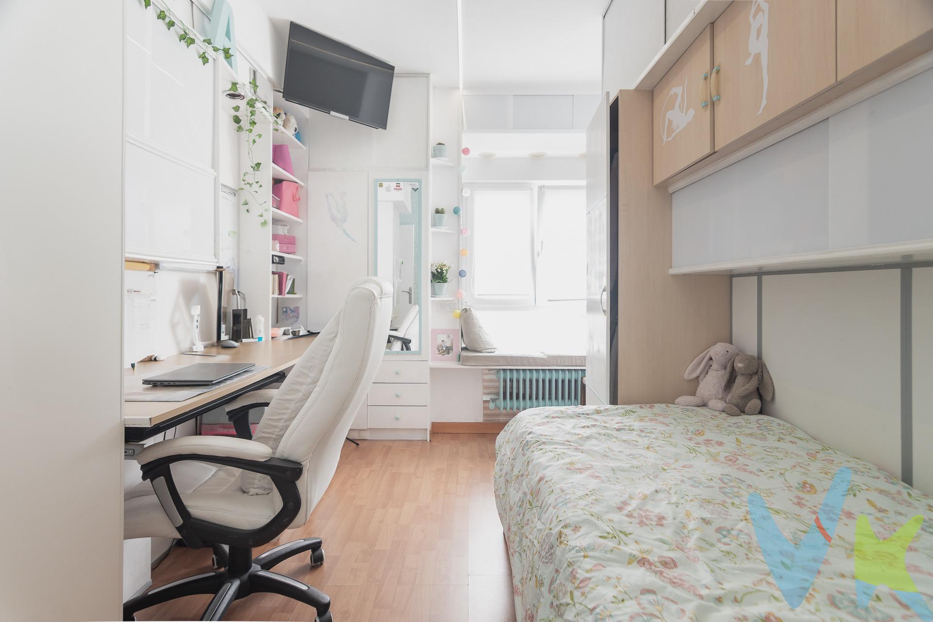 ¡EN VENTA! Piso reformado  totalmente amueblado de 65 m² construidos (60 m² útiles), ubicado en una quinta planta con ascensor, en una de las zonas más céntricas y con mejor dotación de servicios de Zizur Mayor. A escasos minutos del Ayuntamiento y rodeado de tiendas, supermercados, cafeterías, transporte público y zonas verdes. Distribución funcional:. - Salón-comedor de 15,85 m², amplio y con excelente luz natural. - Cocina independiente de 2,60 m² abierta al salón. - Tres dormitorios (entre 10 y 11 m²), todos con armarios empotrados. - Baño completo equipado con plato de ducha. - Plaza de garaje en semisótano incluida en el precio.  Otras características destacadas:. Piso completamente amueblado, ideal para entrar a vivir desde el primer día. Calefacción central, agua caliente mediante contador individual. Gastos de comunidad: 105 €/mes (con calefacción central incluida). Mejoras: instalación eléctrica reformada, ventanas cambiadas, persianas eléctricas, baño  reformado y con plato de ducha, cocina completamente reformada. Su ubicación privilegiada, con todos los servicios a mano y conexión rápida con Pamplona, lo convierte en una excelente opción tanto para vivir como para invertir. ¿Te interesa? Llámanos sin compromiso y agenda tu visita. Los datos y superficies indicados en este anuncio son aproximados y tienen un carácter meramente informativo, sin valor contractual. El precio de venta no incluye impuestos ni gastos derivados de la transmisión.