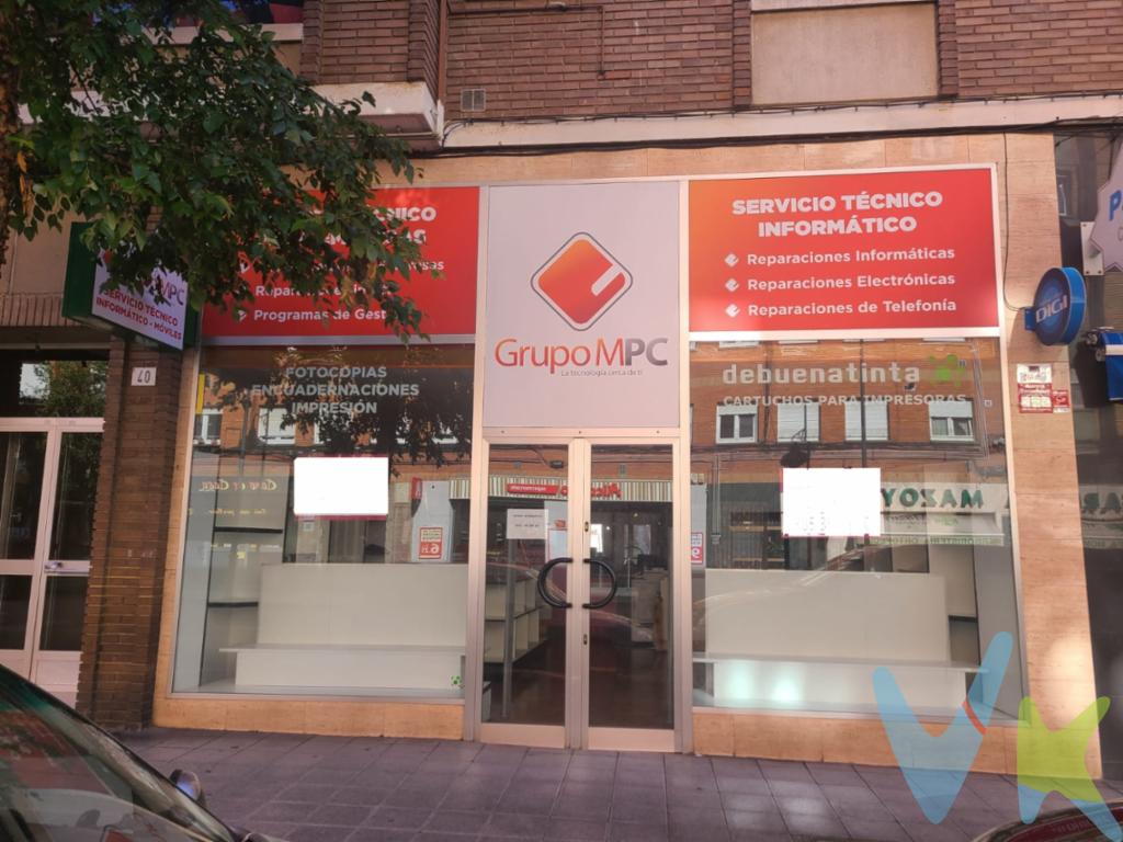 ¡Oportunidad única en el corazón de Contrueces, Gijón! Se vende local comercial de 70 m², ideal para emprender tu negocio en una de las zonas más transitadas del barrio. Este espacio, con 68 m² construidos y 65 m² útiles, está totalmente instalado y listo para empezar a funcionar. Cuenta con un amplio escaparate que garantiza una excelente visibilidad y un baño completo para mayor comodidad. La ubicación es inmejorable, en el tramo más comercial de Contrueces, asegurando un flujo constante de potenciales clientes. El precio publicitado no incluye los Impuestos de Transmisiones Patrimoniales ni los Gastos de Notaría y Registro. ¡No dejes pasar esta oportunidad y ven a visitarlo!