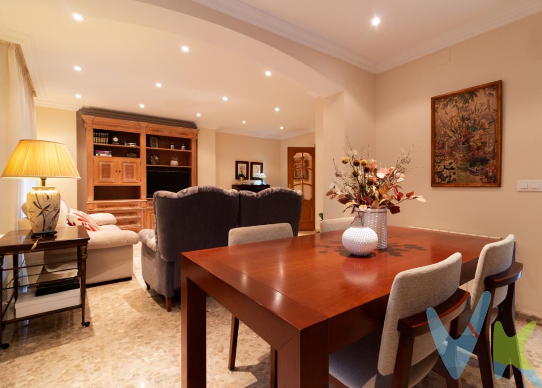 Esta espaciosa y atemporal vivienda de 303 metros cuadrados está lista para convertirse en tu nuevo hogar. Esta magnífica propiedad, construida en el año 2000, ofrece todo lo que una familia puede necesitar para disfrutar de una vida cómoda.La casa, situada en el centro del Puerto de Sagunto, con un diseño que combina funcionalidad y estilo, se divide en dos viviendas bien diferenciadas. Por un lado, un unifamiliar en dos alturas y terraza y, por otro, una planta baja con acceso independiente. Esta planta baja dispone de trastero y se puede transformar para incluir un garaje. La vivienda inferior cuenta en su distribución con una amplia habitación, un baño completo, patio, cocina independiente y salón comedor. La casa unifamiliar cuenta con terraza en la planta superior, 5 amplias habitaciones, 4 destinadas a dormitorio y un cuarto de plancha o almacén. En la primera planta encontramos la cocina independiente recién reformada en verano de 2025, un aseo convenientemente ubicado para atender las necesidades diarias de toda la familia y visitantes, un salón, el comedor y la habitación principal con baño en suite y cuarto vestidor. En la planta superior se encuentran el resto de habitaciones, un espacioso baño completo y un salón. Cada una de estas estancias está diseñada para ofrecer el máximo confort y privacidad, permitiendo a cada miembro de la familia disfrutar de su propio espacio personal.Los lugares de almacenamiento no serán un problema gracias al trastero disponible en la propiedad, perfecto para guardar artículos de temporada, bicicletas, herramientas o cualquier otra pertenencia que desee mantener perfectamente organizada y fuera de la vista.Destacan en esta casa los encantadores balcones, que no solo aportan una estética especial a la vivienda, sino que también ofrecen un lugar perfecto para relajarse al aire libre sin salir de casa. Imagine disfrutar del atardecer en este espacio privado al aire libre. En la azotea de la casa encontramos una magnífica terraza para disfrutar del excelente clima de la zona.La ubicación de la propiedad es inmejorable, muy cerca del mercado municipal, donde tendrás acceso a una amplia gama de servicios como tiendas, restaurantes, escuelas y centros médicos, lo que facilita la vida diaria y elimina la necesidad de largos desplazamientos. El Puerto está comunicado con Sagunto y Valencia mediante autobús y con Castellón mediante tren desde Sagunto.Puerto de Sagunto es una ciudad vibrante y en constante crecimiento, y este es el momento perfecto para invertir en una propiedad aquí. No pierdas la oportunidad de visitar un inmueble único. Su diseño y decoración atemporal convertirán a esta vivienda en tu hogar y tu proyecto de futuro. Concertar una cita para ver personalmente esta vivienda es el primer paso para imaginar tu futuro aquí. Descubre todas las ventajas de vivir en esta maravillosa casa y deja que la calidad y confort del espacio te convenzan de dar el próximo paso. Esta propiedad es más que una casa, es el lugar donde tu familia creará recuerdos inolvidables.  OBSERVACIONES:  En nuestra agencia contamos con el distintivo de Agentes de Intermediación Inmobiliaria de la Comunitat Valenciana (Número de registro RAICV 1394) y cumplimos con todos los requisitos que debe tener un profesional del sector inmobiliario.Por mandato expreso del propietario, comercializamos este inmueble en exclusiva, lo que le garantiza el acceso a toda la información, a un servicio de calidad, un trato fácil, sencillo y sin interferencias de terceros. Si usted es agente inmobiliario y tiene un cliente para este inmueble, llámenos estaremos encantados de colaborar.El precio indicado no incluye gastos ni otros conceptos. A tal efecto, se informa que al referido precio habrá que añadirle los gastos propios de la transmisión inmobiliaria, entre los que cabe enumerar los siguientes: honorarios notariales, impuesto al que se encuentre sujeta la transmisión (Impuesto sobre el Valor Añadido o Impuesto sobre Transmisiones Patrimoniales y Actos Jurídicos Documentados, según el caso), gastos de inscripción en el Registro de la Propiedad y honorarios de intermediación de la agencia inmobiliaria.¿Qué te ofrecemos en nuestra agencia?  - Agilizamos y hacemos más cómodo el proceso. - ¡Nos ocupamos de todo! Cero preocupaciones. - Recibe apoyo legal y fiscal durante todo el proceso.  - Experto inmobiliario 100% a tu lado.  - Asistencia post venta ¡Seguimos a tu lado!  Si deseas saber más, no dudes en ponerte en contacto con nosotros