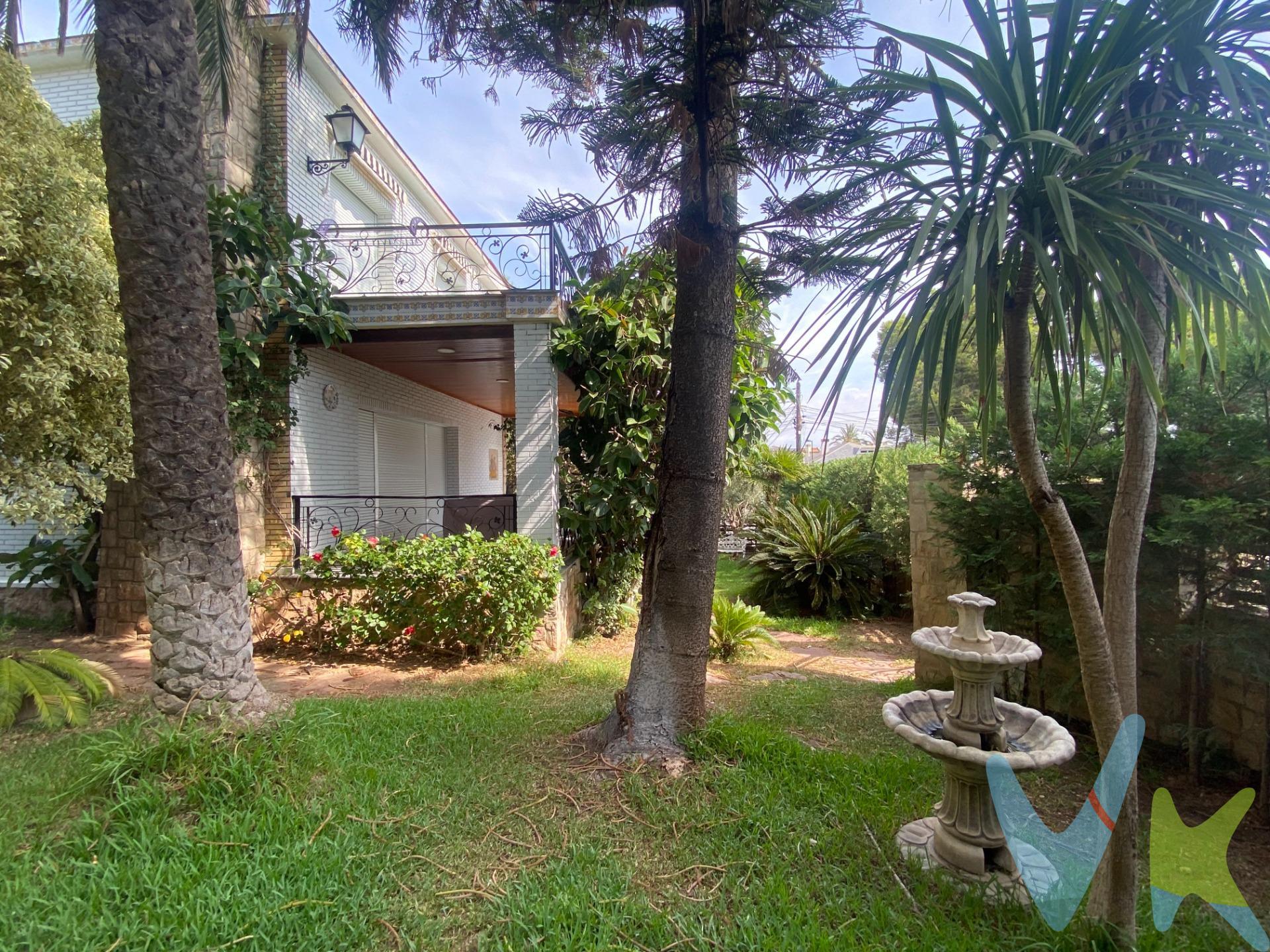 Este chalet reformado de 530 metros de parcela, ubicado en el corazón de El Vedat, combina a la perfección comodidad, estilo y funcionalidad. En la planta baja encontramos un amplio salón con chimenea y acceso directo a una gran terraza, ideal para reuniones familiares. La cocina, práctica y luminosa, se complementa con un baño completo totalmente reformado. En la primera planta, la vivienda dispone de dos habitaciones dobles con acceso directo a terraza con vistas, dos habitaciones simples y un baño completo, también reformado con excelentes calidades. La propiedad se completa con terrazas en ambas plantas, una encantadora piscina para disfrutar durante los meses más cálidos y un práctico paellero donde vivir las mejores experiencias gastronómicas al aire libre. Gracias a su orientación, la casa disfruta de luz natural durante todo el día, creando espacios acogedores y llenos de vida. Una oportunidad única de adquirir un hogar reformado, bien situado y listo para entrar a vivir en una de las zonas residenciales más exclusivas de Torrent. Por mandato expreso del propietario, comercializamos este inmueble en MULTIEXCLUSIVA, lo que le garantiza un servicio de calidad, un trato fácil, sencillo y sin interferencias de terceros. Por este motivo, se ruega no molestar a los propietarios, a los ocupantes de la propiedad y a los vecinos. Muchas gracias por su comprensión. Si Usted es agencia inmobiliaria y tiene un cliente para este inmueble, llámenos, estaremos encantados de colaborar en esta y otras operaciones. La oferta está sujeta a cambios de precio o retirada del mercado sin previo aviso. Este anuncio en su conjunto, incluyendo textos, fotos, imágenes o cualquier otro contenido de este, no es vinculante y puede contener errores. Se muestra a título informativo y no contractual. El precio NO INCLUYE los gastos de corretaje inmobiliario, impuestos (IVA, ITP, AJD), plusvalía, notaría y registro. 
