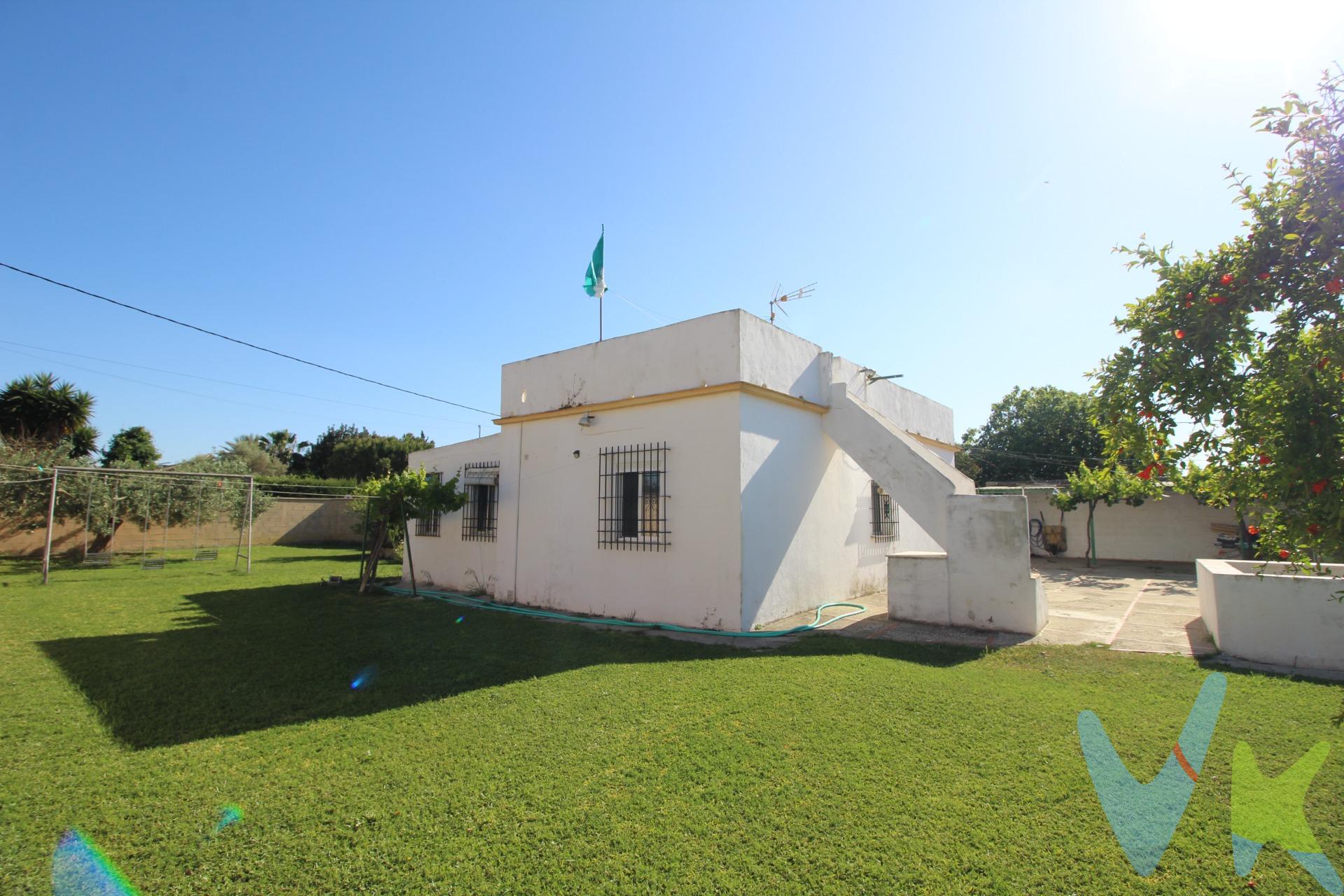 ¡Gran oportunidad de adquirir una hermosa CASA DE CAMPO en una parcela segregada de 1700 metros cuadrados!. La propiedad consta de 2 dormitorios, cocina equipada, baño completo y un acogedor porche delantero donde disfrutar de momentos de relax. Además, cuenta con una alberca con depuradora para refrescarse en los días calurosos. Destaca su amplio garaje con baño, una cochera metálica para 3 vehículos, trastero y un amplio jardín privado con césped y zona de huerto con gran variedad de árboles frutales. GRAN OPORTUNIDAD. No pierdas la oportunidad de tener tu propia casa de campo en un entorno tranquilo y natural. ¡ VEN A VISITARLA !. CASA DE CAMPO con 90 m² construido , que consta de 2 dormitorios, salón , cocina, baño, trastero y azotea transitable. En parcela SEGREGADA de 1.700 m² aprox., con garaje 55 m² con baño privado. La finca dispone de alberca, contador de luz, pozo registrado y amplio jardín con zona de huerto. LE GUSTARÁ!!.  Informamos a nuestros clientes de que los gastos de Notaría, Gestoría, Impuestos y los honorarios de la agencia no están incluidos en el precio. A su vez, disponemos del Documento Informativo Abreviado de la propiedad (Según Decreto 218/2005, del 11 de Octubre) y de Seguro de Caución, para la protección del dinero entregado como señal para la Reserva de una vivienda. 