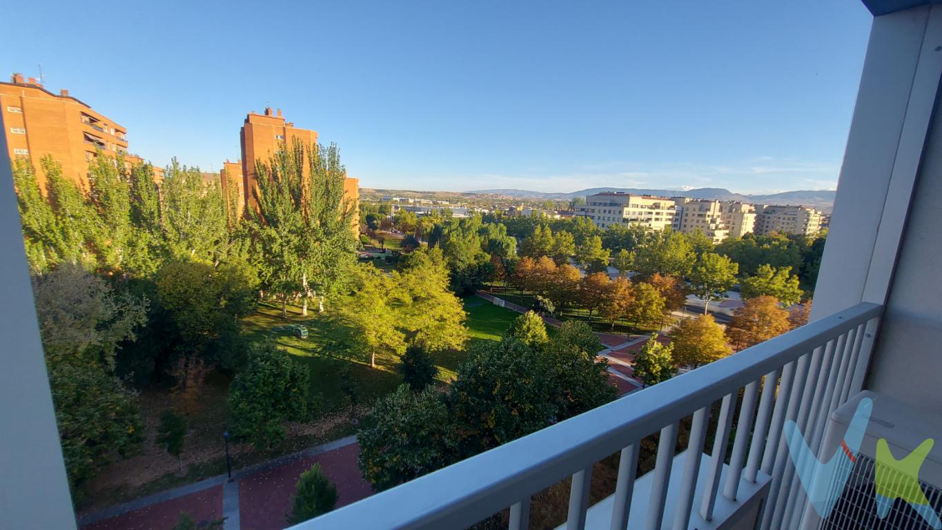 INMOBILIARIA SOLOZABAL presenta un piso a estrenar de 114 m² útiles en Parque Las Gaunas de Logroño con vistas a parque inmejorables.Dispone de 3 dormitorios (antes 4), salón, cocina, 2 baños, balcón.Garaje y amplio trastero con ascensor hasta planta de trasteros.Ultimo piso con trasteros en planta superior.Calefacción central con contador individual.Aire acondicionado en alguna estancia.Muebles a convenir. 