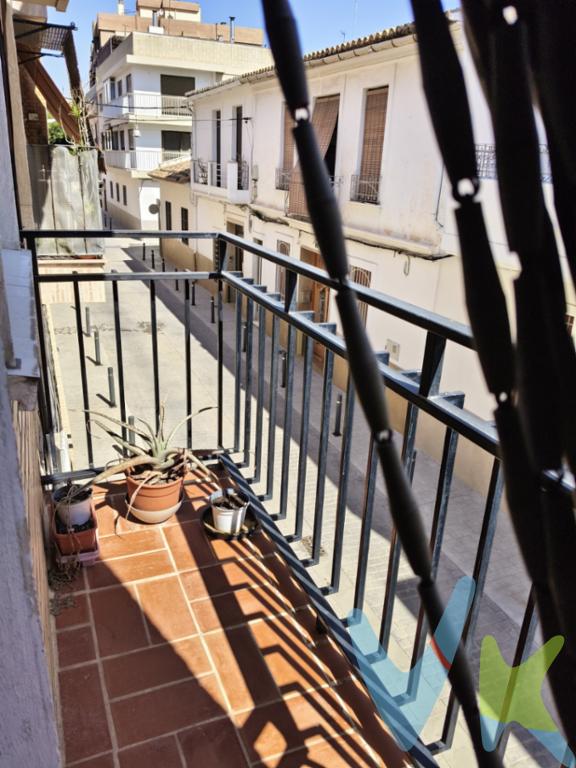 Vivienda en una primera planta , en finca de tan sólo 2 alturas en pleno centro.La vivienda cuenta con 3 habitaciones, salon comedor con salida a balcón, cocina de buen tamaño con terraza interior de unos 6 m2 aproximadamente y baño.También dispone de un trastero en la terraza.No dejes pasar la oportunidad de diseñar tú propio hogar.Contacta con nosotros, estaremos encantados de poder ayudarte.Gastos, Impuestos y Honorarios de Agencia Inmobiliaria no incluidos en el precio.. Por mandato expreso del Propietario este Inmueble lo comercializamos en régimen de exclusiva compartida. Nuestros asesores le facilitarán toda la información que precise, por lo que le rogamos no moleste al propietario o a los vecinos. ..Si usted es una Agencia Inmobiliaria y si tiene un cliente interesado póngase en contacto con nosotros, estaremos encantados de colaborar... La descripción del presente inmueble e imágenes tienen carácter meramente informativo y en ningún caso carácter contractual, pudiendo ser modificados por la agencia inmobiliaria sin que ello implique responsabilidad alguna frente a terceros..    