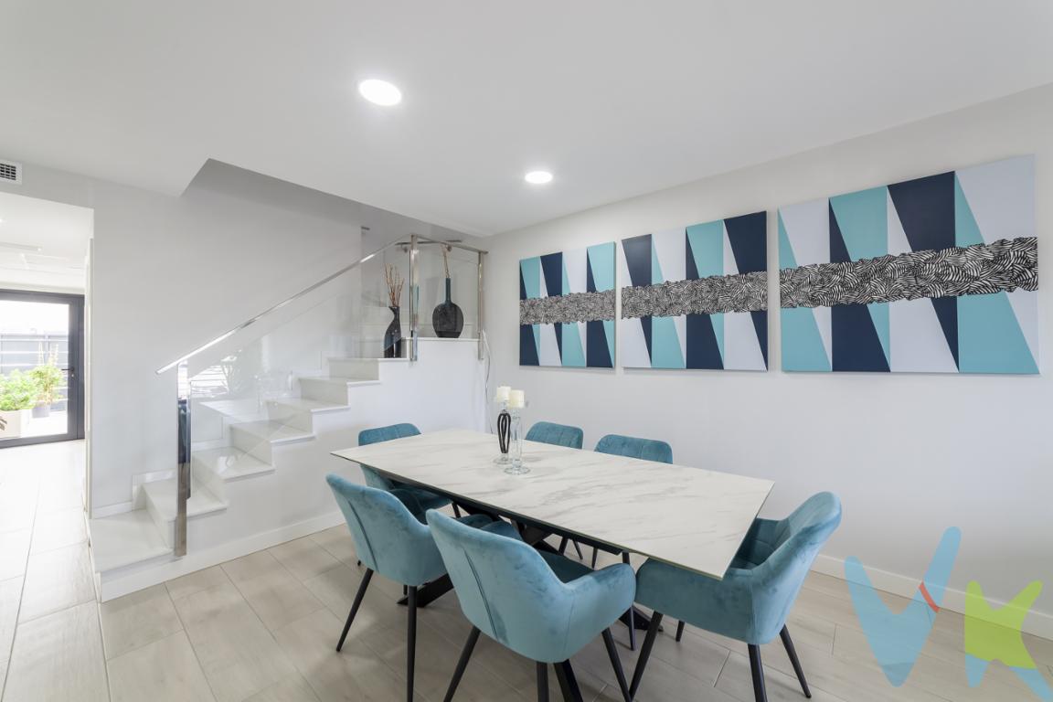 Os presentamos la que puede ser la casa de vuestros sueños, ideal para aquellos que buscan la perfecta combinación de comodidad y modernidad. Ubicada junto al parque La Senyera (sector IV) de Rafelbunyol, esta propiedad de reciente construcción, edificada en 2021, ofrece un sinfín de detalles que la convierten en una opción irresistible.La vivienda tiene una distribución ideal, brindando amplitud y confort en cada rincón. Al entrar, lo primero que sorprende es su amplio salón, un lugar perfecto para recibir a amigos y familiares o simplemente disfrutar de un agradable momento de relax. Un aseo perfecto para dar servicio a esta planta y una amplia cocina totalmente equipada con despensa con espacio para almacenaje. Desde la cocina se accede a un amplio patio preparado tanto para disfrutar al aire libre como para darle el uso de garaje.Cuenta con dos amplias habitaciones en la primera planta, la secundaria con un gran armario empotrado de 3 puertas y la habitación principal cuenta con 2 armarios y con baño completo en suite. Baño muy amplio y con ventana. En esta misma planta encontramos un segundo baño completo con zona de lavandería, espacio para lavadora y un gran armario de almacenaje. En la planta ático encontramos una zona polivalente de 21m² perfecta como despacho, como gimnasio, como zona de estudio u ocio o como tercera habitación. En esta planta también encontramos una perfecta terraza de 21m² orientada al este.Además, sus acabados modernos y de calidad confieren a la construcción un aire sofisticado, a la vez que eficiente, asegurando un estilo de vida contemporáneo y funcional. La vivienda cuenta con aire acondicionado por conductos en planta baja y planta primera y split de aire acondicionado también frío/calor en la buhardilla. Sin duda, es una vivienda que merece la pena ser vista y considerada. 