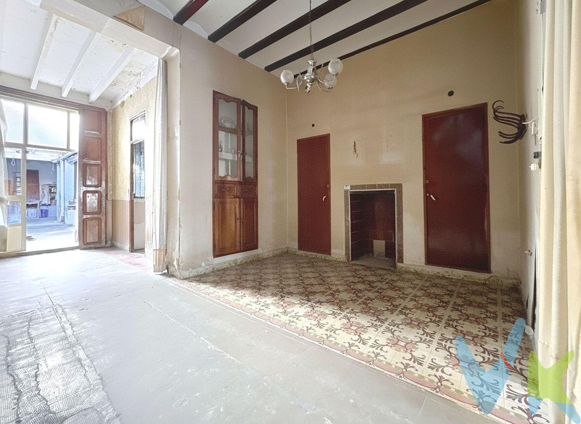 Ponemos a la venta esta casa con un potencial inmenso, ubicada en la prestigiosa Avenida País Valencia de Silla. Es la propiedad ideal para aquellos que sueñan con diseñar su hogar desde cero y adaptarlo completamente a sus necesidades y estilo de vida, aprovechando al máximo cada rincón. Características Principales y Distribución Actual:. Superficie: La vivienda cuenta con una generosa superficie de 190 metros cuadrados construidos, ofreciendo múltiples posibilidades de distribución y diseño. Distribución: Se encuentra distribuida en dos plantas, lo que permite crear ambientes diferenciados para el día y la noche, o incluso dos viviendas independientes si se desea. Exteriores:. Patio: Dispone de un amplio patio interior de aproximadamente 60 metros cuadrados, un espacio perfecto para crear un jardín urbano, zona de barbacoa, comedor de verano o una piscina. Solarium: La propiedad incluye un solárium en la parte superior, ideal para disfrutar del sol y de las vistas, o como zona de chill-out. Elementos Arquitectónicos de Origen:. Suelos: Conserva los suelos de mosaico originales, un elemento de gran valor estético que puede ser restaurado para añadir carácter y calidez a la reforma. Techos: Destacan sus techos altos, que aportan una sensación de amplitud y luminosidad, y ofrecen la posibilidad de instalar vigas vistas o dejar las molduras originales. Estancias Actuales: Actualmente, la casa está distribuida en 4 amplias habitaciones, una cocina-comedor que incluye una tradicional chimenea, y un cuarto de baño. Estas estancias son la base perfecta para una redistribución moderna y funcional. Potencial de Reforma:. Los 190m2 brindan un lienzo en blanco para ejecutar la casa de tus sueños. Podrías contemplar:. 1. Planta Baja: Crear un amplio salón de concepto abierto con vistas al patio, una cocina gourmet con isla, un aseo de cortesía y una zona de home office o dormitorio de invitados. 2. Planta Superior: Destinarla a la zona de descanso con 3 o 4 dormitorios dobles (uno de ellos tipo suite con vestidor y baño privado) y un baño completo compartido. 3. Zona Exterior: El patio de 60m2 se puede convertir en un oasis de tranquilidad. Esta casa representa una excelente inversión para quien busca una vivienda con encanto, y la libertad de personalizar cada detalle en una ubicación céntrica de Silla.