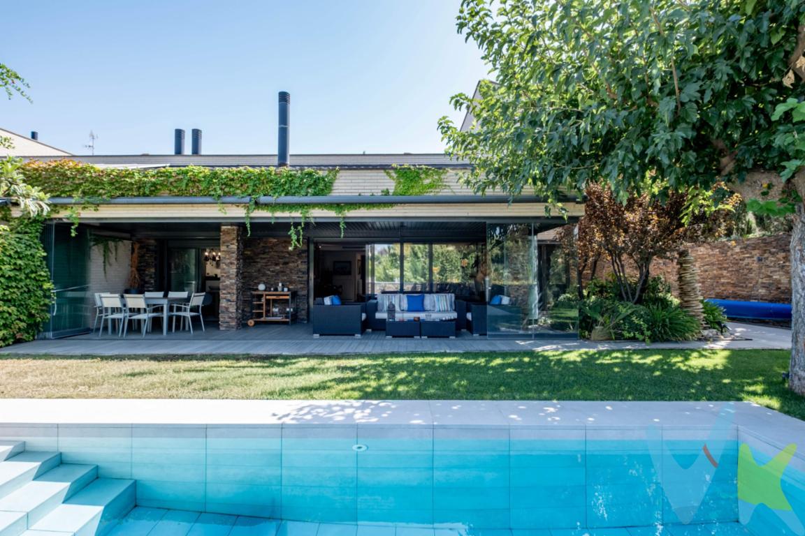 . Descubre este exclusivo chalet pareado en venta en la Urbanización La Fontana, una de las zonas residenciales más cotizadas y tranquilas. Diseñado para ofrecer máxima privacidad y luz natural en cada rincón, este inmueble reúne todas las comodidades modernas en un entorno privilegiado. Distribución pensada para el confort diario:. - Planta Calle (Zona de vida y confort exterior): Un acogedor patio inglés aporta carácter arquitectónico y luz natural desde la entrada. El amplio salón con chimenea cuenta con un espectacular ventanal de pared a pared con vistas panorámicas al jardín. La cocina-comedor, de gran capacidad de almacenaje, conecta directamente con el exterior. Además, dispone de una suite completa en planta baja. Jardín Privado con Piscina Climatizada: Disfruta del exterior durante todo el año gracias a su piscina privada climatizada y a un porche dividido en dos ambientes con cerramiento de cristal Lumon, perfecto para reuniones de invierno y verano. - Primera Planta (Zona de descanso): Distribución eficiente con 3 dormitorios amplios, destacando una suite adicional con baño integrado y acabados de primera calidad. - Planta -1 (Ocio y eficiencia energética): Espectacular bodega equipada con zona multimedia, bar y vinoteca, además de un dormitorio adicional y un baño completo. . Esta vivienda cuenta con instalación de placas solares para autoconsumo eléctrico, garantizando la máxima eficiencia energética y ahorro en tus facturas. Aparcamiento: Incluye 3 plazas de garaje, una de ellas equipada con cargador para vehículo eléctrico. Zonas comunes de primer nivel. La Urbanización La Fontana ofrece un estilo de vida familiar y seguro, equipado con piscina comunitaria, parque infantil y zonas deportivas sin renunciar a la independencia de un chalet pareado. Ubicación estratégica con acceso rápido a servicios, colegios y transporte. Si buscas una casa con piscina privada, jardín y bodega, esta propiedad es la combinación perfecta de lujo, eficiencia y confort. Contacta con nosotros hoy mismo para agendar tu visita privada. *** Gastos e impuestos no incluidos. A título orientativo, en segundas transmisiones, el comprador abonará: Impuesto sobre Transmisiones Patrimoniales (ITP), tipo general en Aragón al 8% (*). Base de cálculo: mayor valor entre precio de compraventa o valor de referencia catastral. Gastos de Notaría y Registro: Aranceles variables según precio, número de copias y complejidad; cálculo según tarifas normativas. Si se precisa hipoteca: Tasación, condiciones y costes bancarios según entidad elegida por el comprador; así como gastos de gestoría y cualesquiera otros inherentes a la compraventa. No se incluyen otros gastos o tributos que puedan por Ley corresponder al comprador. Operación sujeta a doble mediación. Existen honorarios a cargo del comprador, salvo pacto en contrario, no incluidos en PVP. El consumidor conforme a la normativa vigente podrá solicitar información y documentación adicional relativa al inmueble, sus características, condiciones de la operación y del servicio de mediación en la oficina y/o a través de nuestro teléfono de contacto o mail. La agencia actúa exclusivamente como intermediaria en la compraventa, cuyas condiciones, en todo caso, estarán sujetas a la aceptación expresa del vendedor del inmueble y posterior formalización del contrato. La información suministrada se corresponde con la disponible a la fecha de publicación, pudiendo variar en función de las circunstancias o actualizaciones legales, contractuales y fiscales. Anuncio de carácter meramente informativo. Para una información exhaustiva sobre el funcionamiento, tipos impositivos y bonificaciones del ITP en Aragón, puede consultar el portal oficial de la Agencia Tributaria Autonómica. Tarifas notariales y registrales reguladas en el Anexo I del Real Decreto 1426/1989 y Anexo 