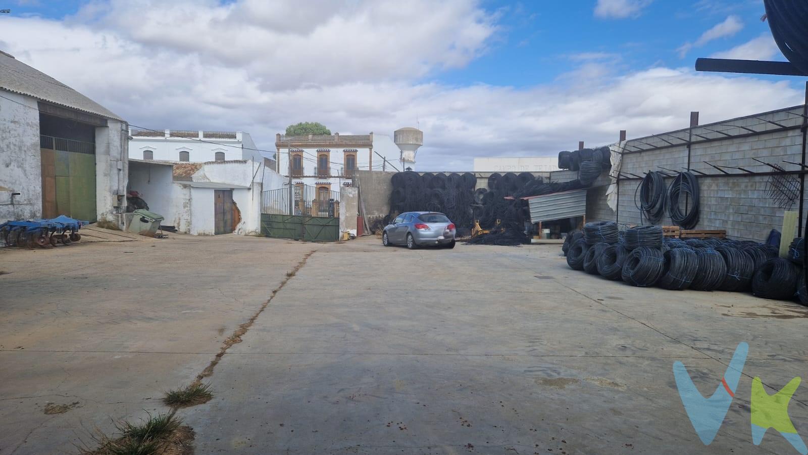 Gran oportunidad inversor!!. Estupendo terreno en Escacena del Campo, en la entrada del pueblo, junto Ayuntamiento e Iglesia de san Bartolomé. Suelo urbano uso industrial con una superficie de 2332m2, actualmente tiene construidos 594m2 divididos en nave y cobertizo. Solicite más información sin compromiso!!. . Informamos a nuestros clientes compradores que el precio de venta no incluye lo siguiente: Honorarios de la agencia inmobiliaria, Impuestos (I.T.P., I.V.A. o A.J.D., en su caso) ni otros gastos de la compraventa (gastos de Registro de la Propiedad, Notaría, Gestoría ni de posible Financiación). Documento D.I.A. a disposición del consumidor según Decreto 218/2005 Junta de Andalucía. 