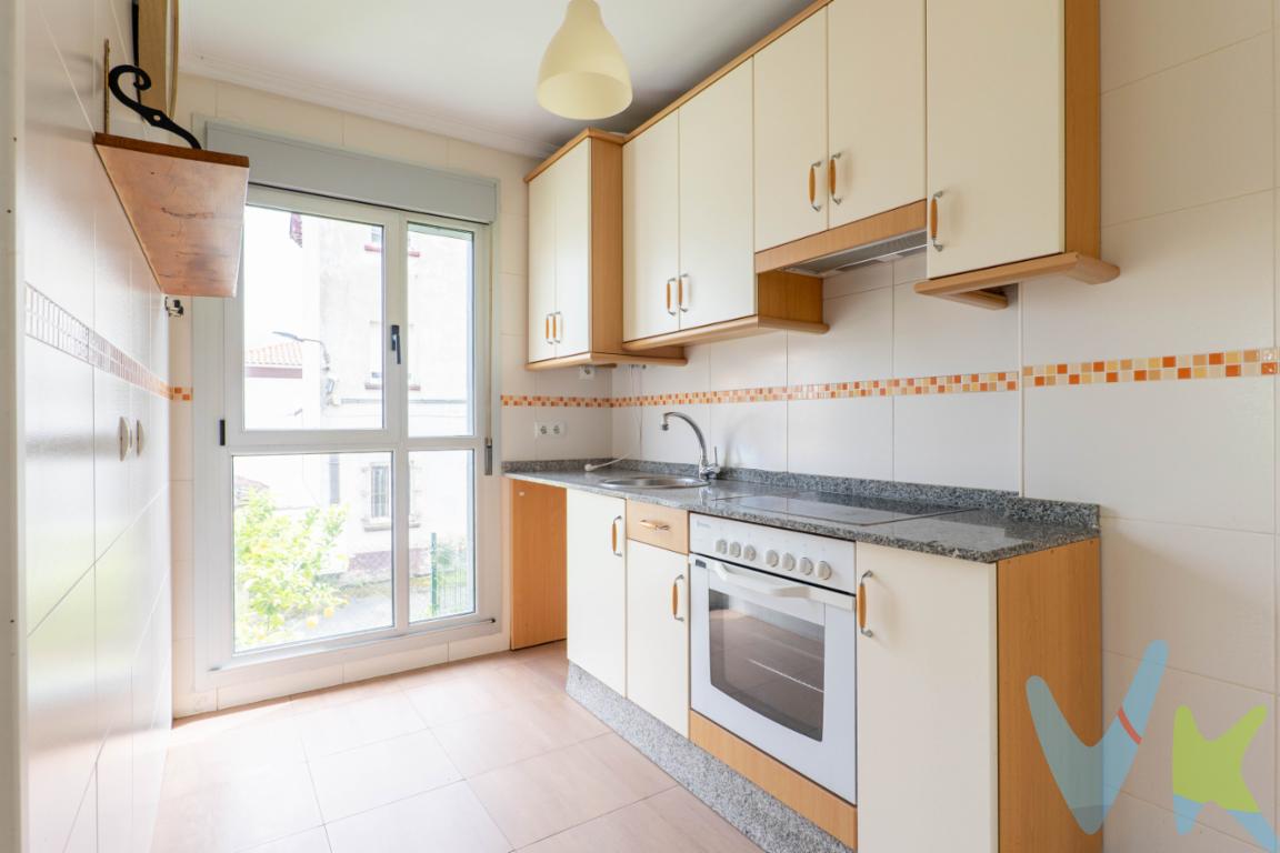 Hoy presentamos una propiedad exclusiva en uno de los enclaves más deseados de la costa asturiana como es Muros de Nalon.Una vivienda singular, integrada en un edificio de reciente construcción, que destaca por su diseño funcional, su privacidad y su excepcional conexión con el entorno natural. Situada en planta baja, se complementa con una planta semisótano de generosas dimensiones, conectada interiormente, lo que aporta una sensación de amplitud y versatilidad poco habitual en este tipo de inmuebles.La vivienda se distribuye en un espacio de salón con cocina integrada, dos dormitorios y un baño completo en planta principal. En la planta inferior, un amplio espacio polivalente destinado a almacenamiento, acompañado de un segundo baño, ofrece múltiples posibilidades: zona de invitados, área de ocio, despacho o espacio de apoyo según las necesidades del propietario.Uno de sus grandes privilegios es su terraza y jardín privativo de uso exclusivo, un auténtico refugio exterior donde disfrutar de la tranquilidad, la intimidad y el estilo de vida al aire libre que caracteriza esta zona del norte.Muros de Nalón se sitúa en el corazón del Bajo Nalón, un enclave privilegiado donde el mar Cantábrico y la ría se funden en un paisaje de gran belleza natural. A escasos minutos se encuentran algunas de las playas más emblemáticas de Asturias, como la espectacular Playa de Aguilar, rodeada de bosque y acantilados, o la extensa y salvaje Playa de Los Quebrantos, ideal para largas caminatas junto al mar o la práctica de surf.El entorno invita a un estilo de vida relajado y sofisticado a la vez, con rutas costeras, miradores al Cantábrico y senderos que conectan Muros, Aguilar y San Esteban de Pravia, un enclave cargado de historia y encanto marinero.A pesar de su atmósfera de calma absoluta, la propiedad goza de excelentes conexiones con los principales núcleos urbanos del Principado: Avilés, Gijón y Oviedo, así como con el Aeropuerto de Asturias, lo que garantiza comodidad sin renunciar a la privacidad.Se trata de una ubicación ideal tanto para residencia habitual como para segunda vivienda, pensada para quienes valoran la calidad de vida, la naturaleza y la autenticidad del norte, sin renunciar a la cercanía de servicios y comunicaciones.La zona se completa con una reconocida oferta gastronómica, basada en producto local y cocina tradicional asturiana, que eleva aún más la experiencia de vivir en este entorno.Se informa a los interesados que el precio de venta indicado no incluye el Impuesto de Transmisiones Patrimoniales (ITP), los gastos inherentes a la compraventa (notaría, registro de la propiedad y otros) ni los honorarios de la agencia inmobiliaria, que serán asumidos por la parte compradora.