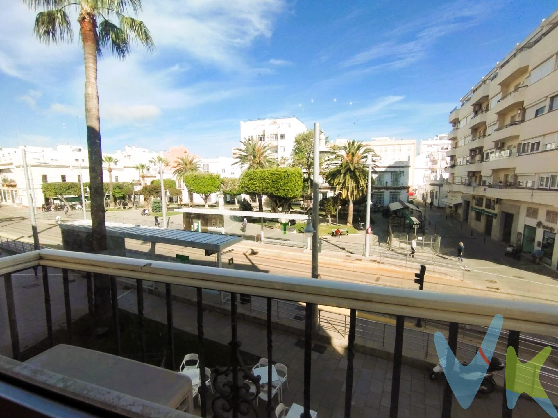 Te presentamos este atractivo piso 🏡 ubicado en el corazón de El Carmen, San Fernando 📍. Con una superficie construida de 76 m² (56.2 m² útiles), esta propiedad se encuentra en buen estado ✅ y lista para habitar. Disfruta del confort que ofrece su orientación oeste 🌅, garantizando luminosidad ☀️ durante gran parte del día. El inmueble cuenta con una habitación principal doble 🛏️ equipada con terraza acristalada 🌿 desde donde podrás deleitarte con vistas a la emblemática plaza del Carmen 🏛️; además, incluye otra habitación sencilla ideal como despacho 💻 o cuarto adicional. También dispone de un baño completo 🚿 bien distribuido. La cocina independiente amueblada es perfecta para aquellos que disfrutan cocinando 🍳, mientras que el salón está equipado con aire acondicionado por split ❄️ asegurando tu comodidad incluso en los días más calurosos. En cuanto a ubicación, se encuentra cercano a colegios 🎓 e instalaciones necesarias para tu día a día 🛍️ lo cual te permitirá estar plenamente conectado al entorno urbano sin sacrificar tranquilidad 🤍. Este piso también incluye trastero 🔑 lo que añade valor funcional extra al inmueble. Es perfecto tanto si buscas comenzar tu vida independiente 🚀 como si deseas invertir 💼 en uno de los barrios más céntricos y solicitados por su cercanía a servicios esenciales. No pierdas esta oportunidad única ✨: infórmate hoy mismo y ven a visitarlo 👀 ¡Te encantará! 😍. Disponemos del Documento Informativo Abreviado de la propiedad (D.I.A), según Decreto 218/2005, de 11 de octubre. La Agencia Inmobiliaria también dispone de  Seguro de Caución, para la garantía y protección de las cantidades económicas  entregadas como señal para la reserva de una vivienda. Así mismo, informamos que los gastos Notariales, Registrales, ITP, Honorarios de la Agencia y otros gastos inherentes a la compraventa no está incluidos en el precio. Por mandato expreso del propietario, comercializamos este inmueble en exclusiva compartida, lo que le garantiza el acceso a toda la información, a un servicio de calidad, un trato fácil, sencillo y sin interferencias de terceros. Por este motivo, se ruega no molestar al propietario, a los ocupantes de la propiedad o a los vecinos. . Muchas gracias por su comprensión. 