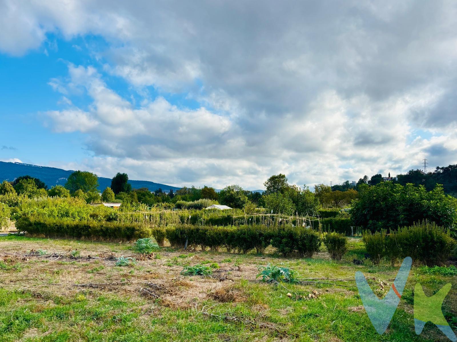 Se vende huerta de recreo en Jardines del Arga – Pamplona 🌿. ¿Buscas un espacio de naturaleza y tranquilidad a un paso de la ciudad?. Ponemos a la venta una huerta de 500 m² en la urbanización privada Jardines del Arga, junto al río Arga, en el polígono de Landaben. Características principales:. 	•	✅ Urbanización cerrada con calles internas: acceso directo en coche hasta la propia huerta. 	•	✅ Parcela privada de 500 m² con agua individual. 	•	✅ Incluye trastero de 15m2 comunitario asignado para guardar tus utensilios. 	•	✅ Excelente ubicación: a pie o en coche desde Pamplona, muy cómodo y rápido. 	•	✅ Entorno natural, tranquilo y sin ruidos, acompañado por el sonido de los pájaros y el río. Ideal para:. 🌱 Amantes de la huerta: tomates, pimientos, patatas, cebollas, lechugas… ¡lo que quieras cultivar!. 🔥 Ocio y recreo: instala una celosía, barbacoa, piscina desmontable o césped para disfrutar al aire libre. ☀️ Disfrutar de la naturaleza sin renunciar a la comodidad de estar junto a la ciudad. Un espacio con muchísimas posibilidades para desconectar, cultivar y vivir tus momentos de ocio en un entorno natural privilegiado. 📍 Ubicación inmejorable: Pamplona – Urbanización Jardines del Arga, junto al río.