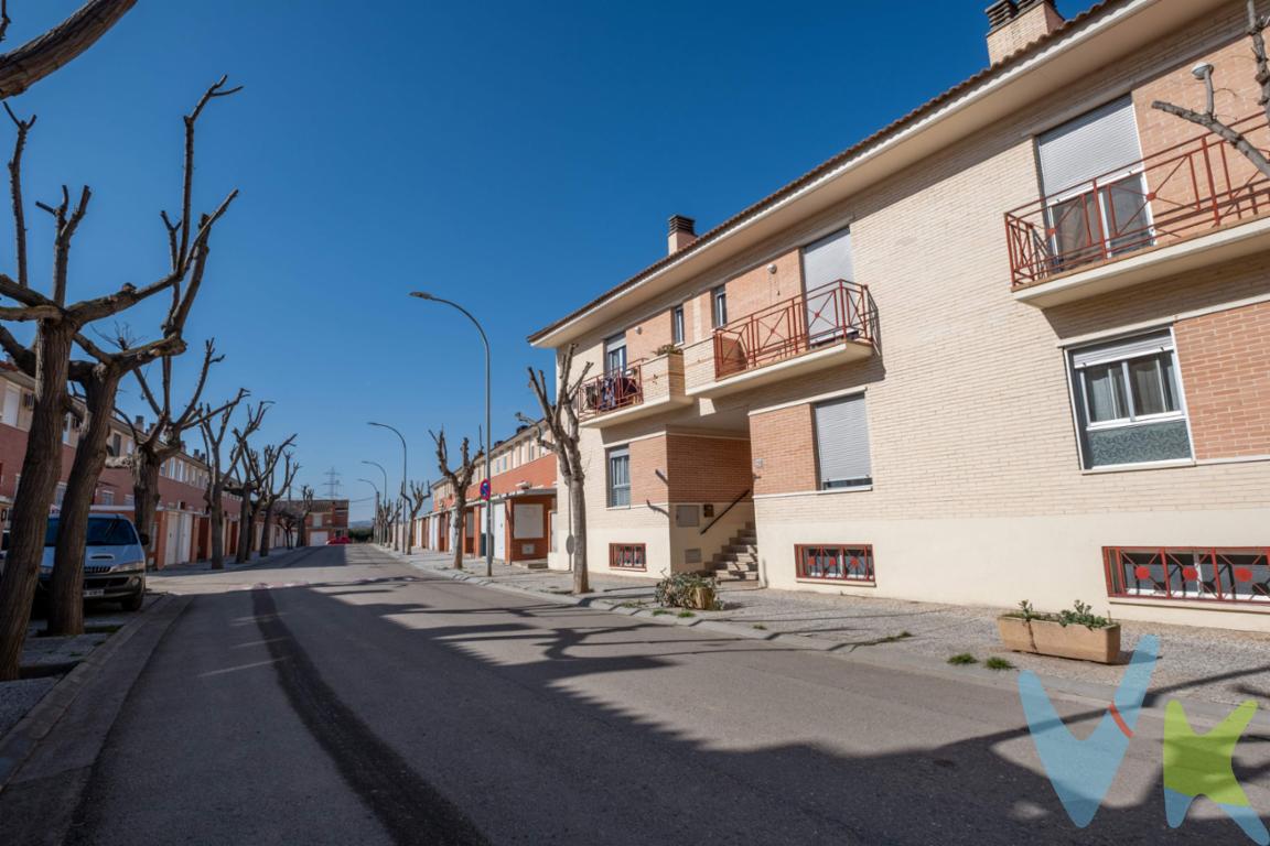 ¡Descubre tu nuevo hogar en Pastriz, en "Residencial Lanuza"  a solo 14 km de Zaragoza!. Si buscas amplitud, tranquilidad y calidad, esta espectacular vivienda unifamiliar es perfecta para ti. Con 4 plantas bien distribuidas, ofrece espacios luminosos, materiales de alta calidad y un entorno ideal para disfrutar en familia. 📍 Ubicación privilegiada: en una zona tranquila, con línea de autobús diurna y nocturna para una conexión cómoda con Zaragoza. 🏡 Distribución:. 🔹 Planta -1: Garaje para 2 coches, bodega con chimenea y luz natural. Cuarto de caldera y depósito de gasoil. 🔹 Planta 0: Amplio salón, cocina independiente, baño con ducha, terraza con porche de 28 m² y un jardín de 30 m². 🔹 Planta 1: 3 dormitorios, 2 baños completos (uno en suite). 🔹 Planta 2: Buhardilla diáfana con acceso a una terraza solárium privada. ❄ Confort garantizado: Aire acondicionado por conductos en toda la casa y split adicional en la buhardilla. ✨ Lo mejor de esta casa:. ✔ Excelente estado y acabados de alta calidad. ✔ Espacios amplios y muy luminosos. ✔ Zona residencial tranquila, ideal para desconectar. ¡Ven a verla y enamórate de tu nuevo hogar! 🏡💙. 📞 Contáctanos para más información o para concertar una visita.