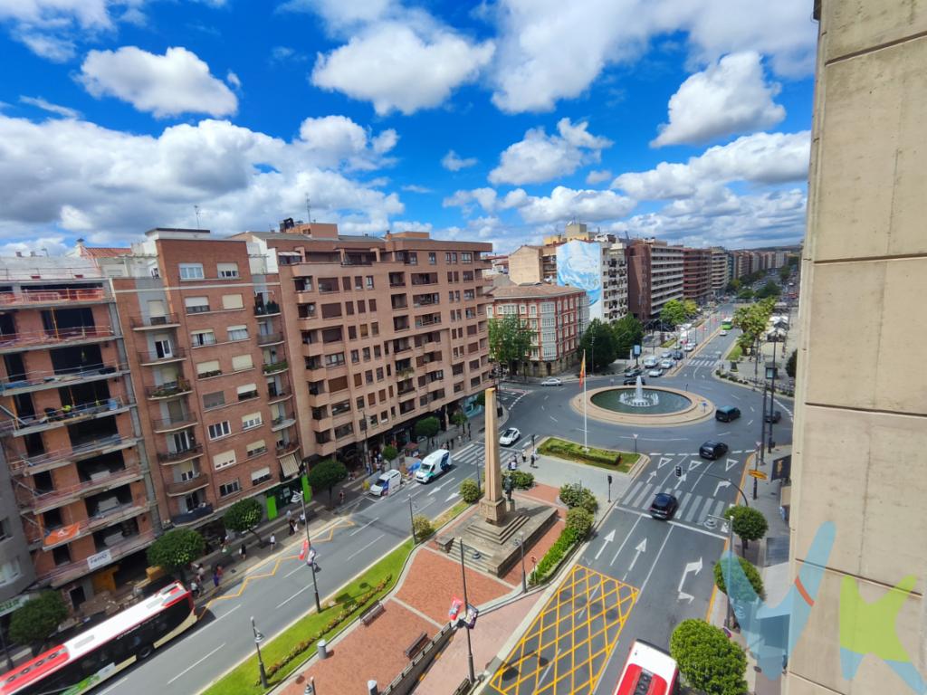 Exclusiva oportunidad que ofrece inmobiliaria Solozábal de adquirir un magnífico piso en avda Solidaridad,  zona centro de LogroñoPresentamos una espléndida propiedad que personifica el confort y la elegancia, ubicada en pleno corazón de Logroño. Este piso en venta ofrece una experiencia única de vida urbana, combinando amplitud, comodidad y una ubicación envidiable. Situada en la séptima planta de un edificio construido en 1976, esta vivienda brinda espacios generosos y hermosas vistas de la ciudad.En sus 134 metros útiles de finos acabados, el piso alberga cuatro amplias habitaciones que se presentan como refugios de tranquilidad, cada una proporcionando el espacio y la luminosidad necesarias para configurarlas según sus necesidades. Con un total de 157 metros construidos, la distribución del inmueble está diseñada para optimizar el uso del espacio y garantizar el máximo confort en cada rincón.Al entrar, será recibido por un salón espacioso que invita a agradables encuentros familiares y sociales. Además, la vivienda cuenta con un balcón que ofrece un rincón perfecto para disfrutar de un café al aire libre mientras se contemplan las vistas de la ciudad. La cocina es funcional y bien iluminada, ideal para quienes disfrutan de preparar exquisitos platos.Este inmueble cuenta con un práctico ascensor que facilita su acceso, haciendo de esta propiedad no solo confortable sino también accesible. La conveniencia se potencia con la proximidad a paradas de autobús, lo que asegura una conexión eficiente con el resto de la ciudad, facilitando los desplazamientos diarios sin necesidad de depender del coche.La zona Centro de Logroño es conocida por su vida vibrante y su rica oferta cultural, gastronómica y comercial. Vivir aquí implica estar a pasos de los mejores restaurantes, boutiques exclusivas y una variedad de servicios que cubren todas las necesidades cotidianas. Al estar ubicado en una de las áreas más distinguidas de la ciudad, la inversión en este piso no solo es una apuesta segura para el presente, sino también una excelente oportunidad de futuro.Anímese a hacer de este espectacular piso su nuevo hogar y a disfrutar de la vida en una de las zonas más codiciadas de Logroño. La amplitud del espacio, su ubicación privilegiada y la calidad del edificio son cualidades irresistibles para quienes buscan lo mejor en una propiedad.No deje pasar la ocasión de visitar este impecable piso, donde cada detalle ha sido considerado para ofrecer una calidad de vida superior. Es el momento de descubrir su próximo hogar y enamorarse de todas las ventajas que este inmueble tiene para ofrecer. Programe su visita hoy mismo y déjese sorprender por todo lo que esta propiedad excepcional tiene reservado para usted. ¡Esperamos poder mostrarle esta joya en el corazón de Logroño y ayudarle a iniciar una nueva y emocionante etapa de su vida!Cédula de habitabilidad vigente.