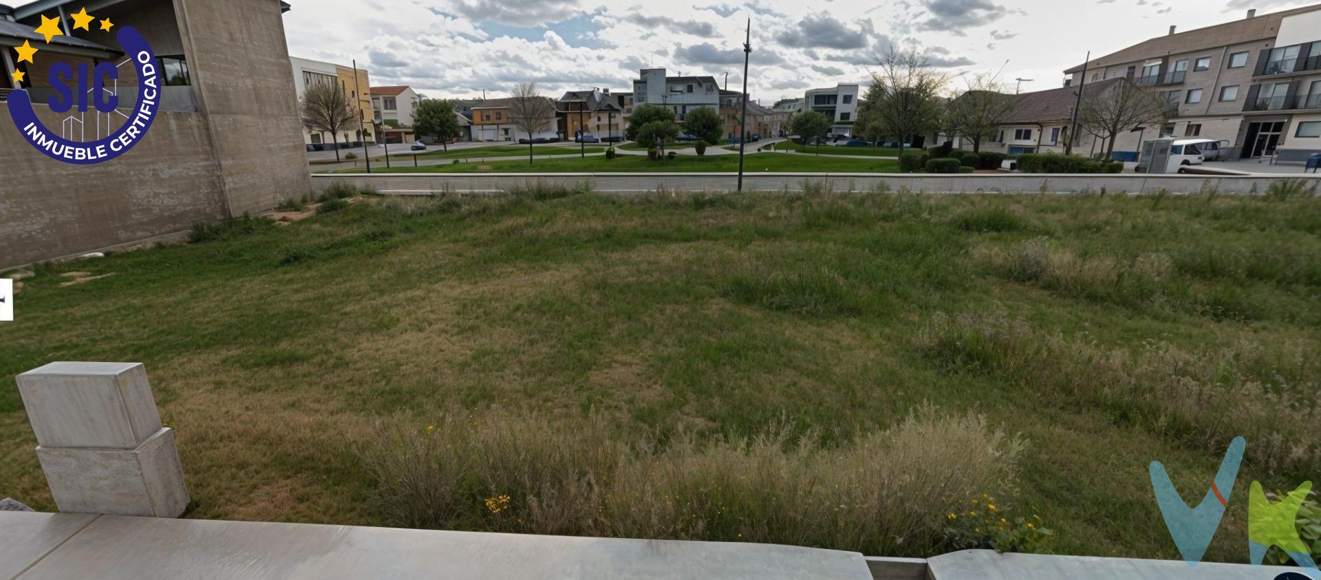 Se vende parcela urbana ubicada en la calle Antonio Machado, en La Pobla Llarga (Valencia), en una zona tranquila y bien comunicada. El terreno cuenta con una fachada de 6 metros y una profundidad de 21 metros, ofreciendo múltiples posibilidades para la construcción de vivienda unifamiliar o inversión. La parcela destaca por dar a dos calles, con acceso tanto por la parte delantera como por la trasera, lo que aporta una gran versatilidad a la hora de diseñar la vivienda, facilitar accesos independientes o incluso plantear diferentes usos. Uno de sus principales atractivos es su excelente ubicación, ya que dispone de un parque justo enfrente, lo que proporciona vistas despejadas, mayor sensación de amplitud y un entorno agradable y familiar. Ideal para quienes buscan construir su hogar en un entorno residencial con espacios abiertos, o para inversores que valoran la buena ubicación y el potencial urbanístico de la zona. VENTA:. PVP 65.000€. Gastos e impuestos no incluidos en el precio. La compra conlleva impuestos y gastos de formalización para el comprador. A título orientativo se informa que en segundas transmisiones el ITP con carácter general en Valencia es del 10%, pudiendo existir otros tipos impositivos atendiendo a las circunstancias personales del comprador u otras circunstancias previstas legalmente. Base imponible del impuesto el mayor valor entre el precio de compraventa, la tasación o el valor de referencia catastral. En cuanto a los gastos de notaría y registro, en su caso, suelen oscilar aprox. entre 1,5% y 2,5% (aranceles variables según precio, n.º de copias y complejidad). El comprador elige notario. Si el comprador precisase de hipoteca: tasación, condiciones y costes bancarios serán según entidad elegida por el comprador, así como los gastos de gestoría, y cualesquiera otros gastos inherentes a la formalización de la compraventa que legalmente correspondan a la parte compradora, salvo pacto expreso en contrario con el vendedor. El consumidor tiene, conforme a la normativa vigente, a su disposición información y documentación adicional relativa al inmueble y condiciones de la compraventa, que podrá ser consultada en C/Joaquín Costa 4, bajo 46005 Valencia o urbe2@remax.es. Honorarios de mediación inmobiliaria a cargo del COMPRADOR: (3000€ del precio final de venta más IVA (21%), salvo otro pacto.); y de VENDEDOR (según acuerdo con el mismo). Se informa al consumidor que la agencia actúa como intermediaria inmobiliaria en la operación, estando cualquier eventual compraventa y sus condiciones sujeta a la aceptación expresa del propietario-vendedor y a la posterior formalización del correspondiente contrato.