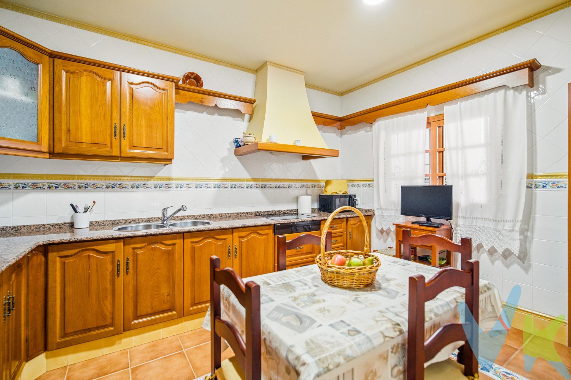 Presentamos esta encantadora casa ubicada en una tranquila zona de Chiclana de la Frontera, específicamente en Avenida La Libertad. Con una superficie construida de 148 m² sobre un terreno que abarca 158 m², este inmueble se distingue por su distribución eficiente: cuenta con una habitación doble y dos habitaciones sencillas ideales para toda la familia. Además, dispone de un baño amplio y completo que garantiza comodidad a sus habitantes. La cocina está completamente equipada y destaca por su funcionalidad. Los acabados incluyen carpintería interior de madera elegida cuidadosamente para brindar calidez al ambiente; mientras que los exteriores son hechos en aluminio resistente, asegurando durabilidad. Orientada hacia el este-oeste, esta propiedad goza del sol durante gran parte del día. El suelo es revestido con terrazo fácil mantenimiento lo cual le añade valor estético además práctico a cada rincón del hogar. Entre las características adicionales destacan agua corriente potable e instalación telefónica lista para usar; así como un patio privado donde disfrutar momentos al aire libre junto acceso directo a azotea privada perfectos tanto para relajarse como actividades recreativas familiares o sociales.Totalmente preparado para entrar a vivir desde ya!.  . Ubicado estratégicamente cerca mediante transporte público (autobuses), centros comerciales importantes incluyendo supermercados locales , entidades médicas cercanas esenciales colegios reputados zonas infantiles parques públicos ofreciendo todo tipo servicios necesarios sin dejar atrás vistas despejadas brindan calidad vida excepcional. Comercializamos este inmueble en exclusiva, lo que le garantiza el acceso a toda la información y un servicio de calidad. En cumplimiento del Decreto de la Junta de Andalucía 218/2005 del 11 de Octubre, se informa al cliente que los gastos notariales, registrales, ITP y otros gastos inherentes a la compraventa no están incluidos en el precio. Igualmente disponemos del Documento Informativo Abreviado de la Propiedad (D.I.A) , y de un Seguro de Caución para garantizar las cantidades entregadas a nuestra Agencia en concepto de Reserva y/o Arras.