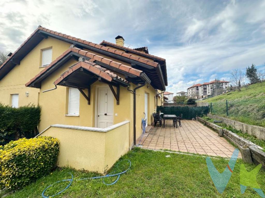 En la bonita población de Comillas, ponemos a la venta este precioso chalet adosado.En la planta baja se encuentra el salón con cocina americana, un aseo y el jardín con terraza, para disfrutar de los días de verano con la familia y amigos. Y, la planta superior, se distribuye en tres dormitorios y un amplio cuarto de baño completo.Todo ello se complementa con una plaza de garaje, todo un privilegio, para disponer de fácil aparcamiento en Comillas. Dispones de todos los servicios necesarios para el día a día muy cerca: centro de salud, supermercados, cafeterías, farmacias, colegio, etc. No lo dudes y ven a visitarlo. Esta puede ser la vivienda de tus sueños!!  