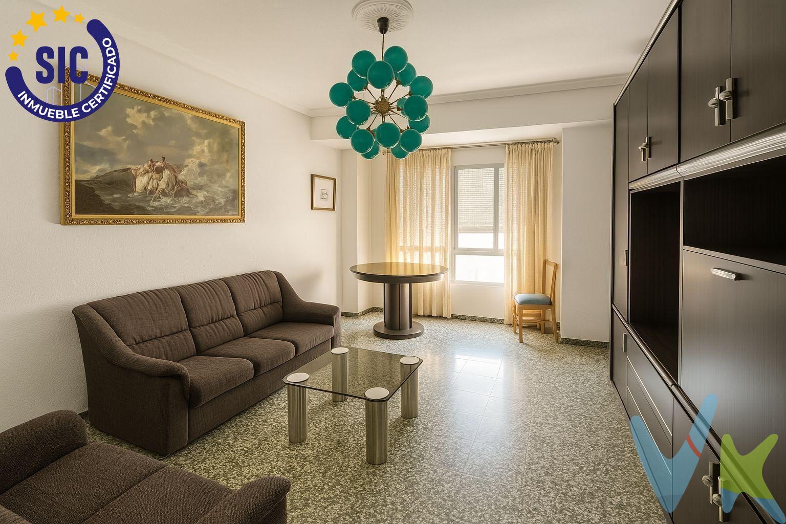 Piso en venta en el centro de Castellón de la Plana – Para reformar, todo de origen. Se vende amplio piso de 113 m² construidos (100 m² útiles) con 4 dormitorios dobles, 1 baño y ascensor en edificio con fachada caravista. Ubicado en la 5ª planta, con orientación norte. Vivienda de 1971, a reformar, ideal para actualizar a tu gusto o como inversión. 🔹 Comunidad: solo 45 €/mes. 🔹 IBI: 350 €/año. 🔹 Excelente ubicación: comercios, servicios, transporte y todo a mano. Precio: 129.000 €. Gran oportunidad en zona muy demandada. ¡No la dejes escapar!. Por mandato expreso del propietario comercializamos este inmueble mediante contrato de multi-exclusiva, por el cual numerosas agencias colaboradoras, nacionales e internacionales, ofrecen esta vivienda a sus potenciales compradores, todo ello garantizando un servicio de calidad, un trato fácil, sencillo y sin interferencias de terceros, ya que la gestión es a través de nuestra agencia. *Impuestos, gastos de compraventa tales como honorarios agencia y financiación no incluidos