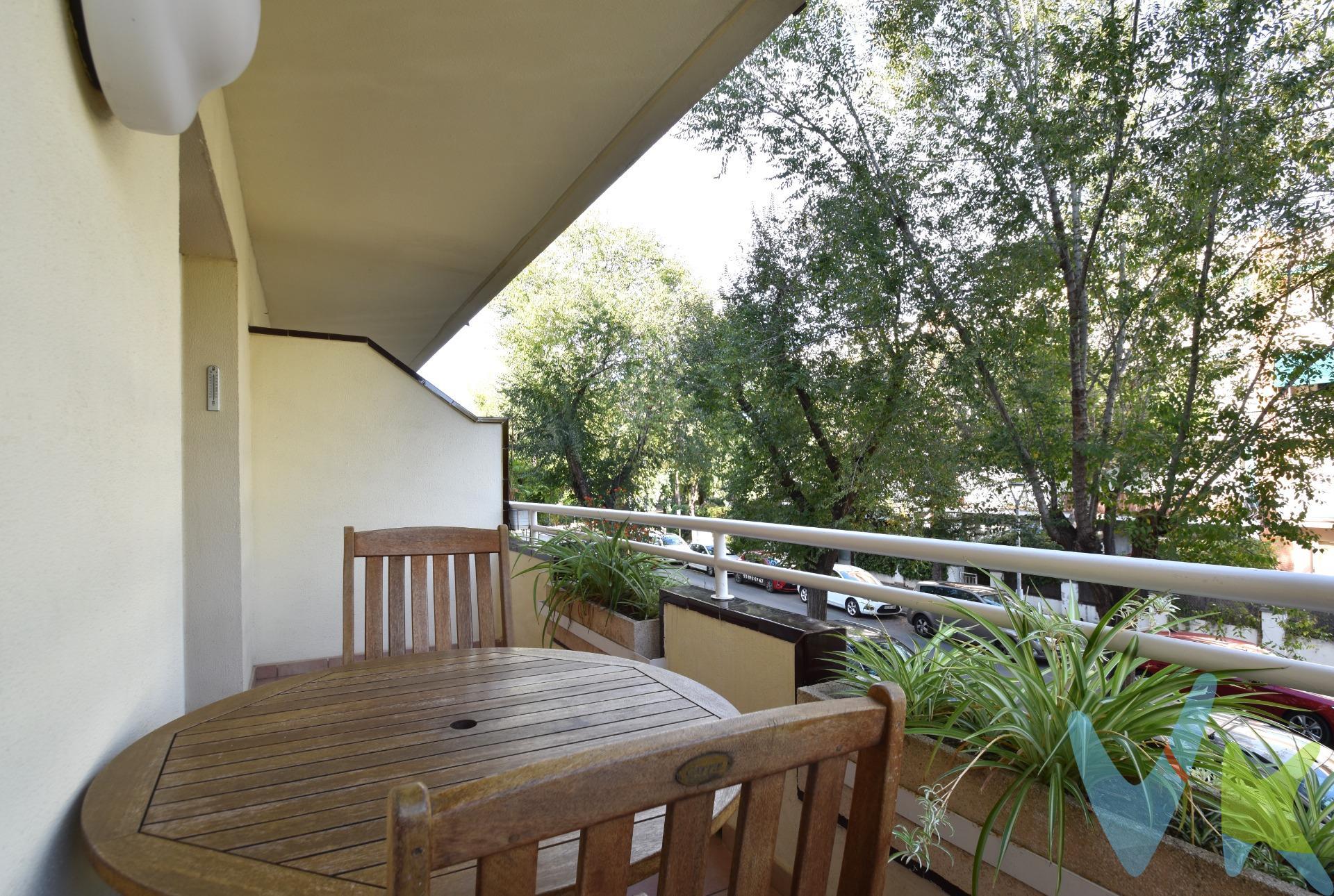 ¡Nunca es tarde para empezar a disfrutar de la vida! ¡Y es que tener un piso en 2ª línea de mar, le regalará muchas alegrías!. Le ofrecemos como novedad y en exclusiva, esta vivienda ubicada en una zona residencial y privilegiada, con la playa a no más de 300m. No se la deje perder y llámenos para concertar su visita lo antes posible, pero antes, le interesará saber que:. Se trata de un magnífico segundo piso con ascensor con una distribución que comprende salón-comedor, cocina abierta con galería, cuatro dormitorios (una suite), dos baños y dos balcones. La vivenda se vende con muebles y algunos electrodomésticos, está reformada y en perfecto estado para entrar a vivir.  . - El piso es esquinero, completamente exterior y muy luminoso. - El salón-comedor tiene salida a un gran balcón-terraza. ¡Lo podrá aprovechar prácticamente todo el año!. - La distribución es ideal, zona de noche y de día. ¡No olvidemos que tiene 4 dormitorios!. - La cocina es muy funcional y práctica, el mobiliario se encuentra en perfecto estado y dispone de encimera de gas, horno y campana vista de acero inoxidable. Tiene una galería anexa ideal para poner la lavadora y secadora. - Los dos baños tienen plato de ducha, uno es en suite. - Los acabados le dan gran calidez: suelos de gres rústico, carpintería interior de haya, ojos de buey, techo de aluminio en la cocina, aire acondicionado por conducto y bomba de aire para la calefacción. - Armarios empotrados en tres de los dormitorios. - El piso se vende amueblado y con electrodomésticos. - El edificio tiene pocos vecinos y está muy bien conservado. - Ribes Roges es uno de los barrios más tranquilos y mas residenciales de Vilanova. El centro no está lejos y se puede ir andando. - Para los residentes, aparcar en la zona es fácil, tanto en verano como en invierno. - Vilanova i la Geltrú es una ciudad con mucha vida de casi 70.000 habitantes. Su fachada marítima es conocida por la calidad de sus playas de fina arena, por su puerto náutico y también por su activo puerto pesquero. Está muy bien comunicada y está a sólo 20 minutos del aeropuerto ya 30 minutos de Barcelona. El precio no incluye impuestos (ITP, IVA y AJD), ni los gastos de notario ni los de registro.