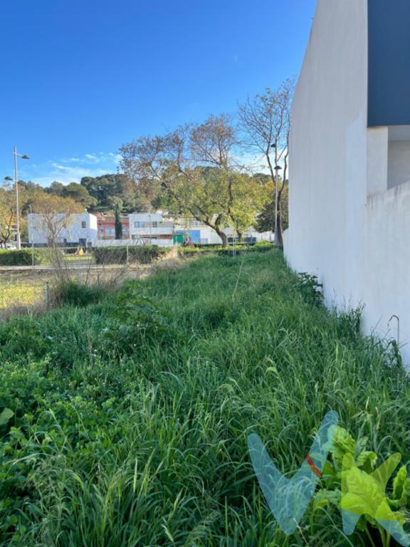 ¡Descubra una oportunidad única en el encantador municipio de Puig! Presentamos una magnífica finca edificable, ideal para aquellos que buscan una inversión sólida o para quienes desean construir el hogar de sus sueños en un entorno tranquilo y accesible. Situada en una ubicación privilegiada, la finca se extiende generosamente y ofrece múltiples posibilidades gracias a su condición de edificable. Estos terrenos, ricos en potencial, son perfectos para desarrollar un proyecto residencial personalizado o incluso un complejo de viviendas. Las suaves brisas mediterráneas y el ambiente sereno de Puig proporcionan el escenario perfecto para quienes valoran la calidad de vida en un entorno natural y apacible.Las características edificables del terreno permiten desarrollar estructuras respetuosas con el entorno, aprovechando al máximo la hermosa luz natural y las vistas al paisaje circundante.Este terreno debe ser visitado para apreciar completamente su potencial y las oportunidades que presenta para futuros residentes o inversores.No deje pasar esta oportunidad excepcional en Puig, donde la perfecta convergencia entre ubicación, naturaleza, y accesibilidad hace de esta finca una opción incomparable. Contacte hoy mismo para concertar una visita y explorar todo lo que esta impresionante propiedad tiene para ofrecer. Descubra el lugar donde podrá realizar sus sueños y vivir la vida que siempre ha deseado. Esta es su oportunidad de hacer realidad un proyecto personal o una inversión segura en un entorno envidiable. Visite, visualice y hágalo suyo.Se muestra a título informativo y no contractual. El precio no incluye lo siguiente: Honorarios de la agencia inmobiliaria, impuestos (IVA, ITP) y otros gastos de la Compraventa (notaria, gestoría y registro).