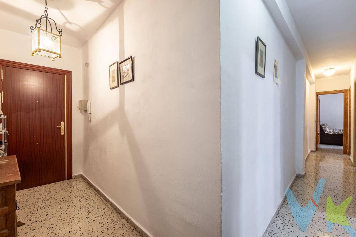 Oportunidad en una de las zonas más demandadas de Granada. Presentamos esta amplia vivienda situada en calle Caballerizas, N.º 2, junto a Calle San Juan de Dios, ideal tanto para residencia habitual como para inversión de alta rentabilidad. El piso cuenta con 4 dormitorios, ofreciendo múltiples posibilidades de distribución, cocinca amueblada y equipada y 1 baño completo. La vivienda se encuentra perfectamente conservada, lo que la convierte en un lienzo ideal para diseñar un hogar a medida o revalorizarla mediante una reforma estratégica. Destaca por su gran luminosidad, gracias a su excelente orientación y a su balcón, que conecta el salón con la cocina, aportando amplitud, ventilación y una agradable entrada de luz natural durante todo el día. En cuanto a la ubicación, se sitúa en un entorno privilegiado, justo delante de la Biblioteca de la Faculta de Derecho, lo que aporta a la vivienda aun más tranquilidad, junto a calles Gran Capitán y San Juan de Dios, a un paso de Gran Vía y rodeado de todo tipo de servicios: supermercados, comercios de proximidad, centros educativos, zonas verdes y una amplia oferta de restauración. Además, cuenta con excelentes conexiones de transporte público gracias a su cercanía con parada de metro y autobuses así como rápido acceso a las principales vías de la ciudad, facilitando la movilidad tanto hacia el centro histórico como hacia otras zonas de Granada. Ubicada en un edificio con ascensor, garantizando comodidad para el día a día. La vivienda se encuentra alquilada a estudiantes hasta el 1 de julio de 2026. Una propiedad con enorme potencial en una ubicación estratégica, perfecta para quienes buscan espacio, luz y calidad de vida o una inversión segura en una ciudad con alta demanda. No lo dudes y llámanos para visitarla. Ref. N373. * El PVP indicado no incluye impuestos ni gastos de Escritura. * Honorarios agencia no incluidos. * Las superficies expresadas en esta página tienen carácter descriptivo y son aproximadas. * Los precios pueden ser susceptibles de modificación sin previo aviso. * Esta vivienda se vende con muebles.
