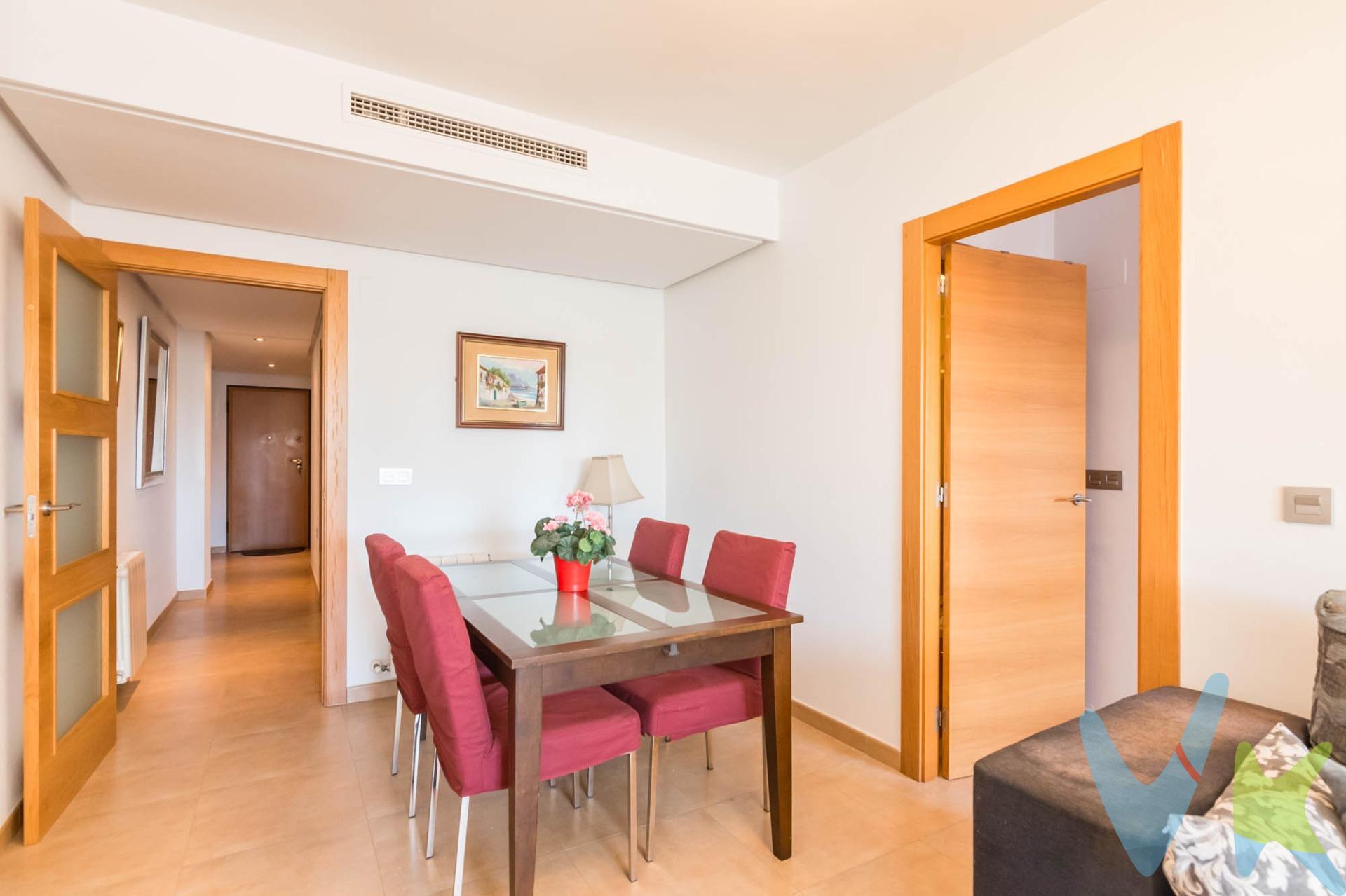 Crea el hogar que siempre has soñado ..en este bonito piso con una inmejorable localización, a tan solo 10 minutos caminando de la parada del tranvía de Juan Carlos I, permiten una comunicación cómoda y directa con el centro de Murcia sin necesidad de utilizar el coche, pero a la vez muy bien comunicado con los accesos a la autovía y a centros comerciales. Cuenta con todos los servicios cerca como son supermercados, centro deportivos, paradas de tranvía y buses, centro de negocios y centros comerciales. Es una zona residencial en desarrollo actualmente. Vivienda de 76m2 donde se aprovecha cada rincón, se distribuye en dos dormitorios; uno doble, tipo suite con baño y otro individual con armarios empotrados, cocina independiente desde la cual accedemos a un pequeño patio, salón con acceso al balcón con vistas despejadas. Dispone de calefacción y aire acondicionado centralizado, y calefacción con gas natural, además de tener garaje y pequeño trastero incluido en el precio. *Por último, te vamos a contar una cosa: Los propietarios han confiado en nosotros y nos han contratado en exclusiva para que les ayudemos a vender uno de sus bienes más preciados, su casa, su hogar. Esto para ti, como comprador, será una garantía ya que tendrás acceso a un servicio de calidad, un trato fácil, sencillo y sin interferencias de terceros. Por eso, te vamos a pedir un favor, habla con nosotros, no los molestes, te vamos a ayudar en caso de interés en todo el proceso y te vamos a facilitar toda la documentación e información que precises. Como ya te habíamos dicho, ¡Un servicio de calidad!.