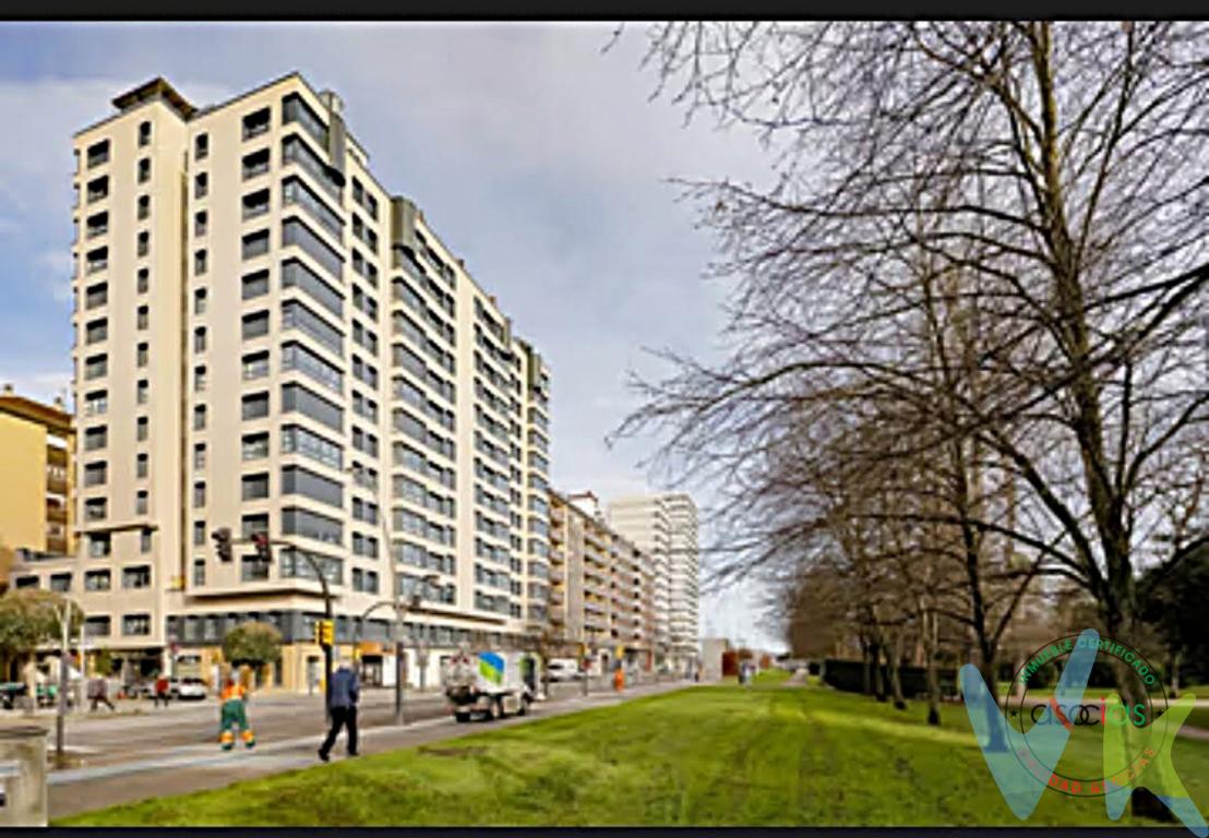  Descubre este Magnifico  piso en venta situado en la  zona de La Arena en Gijón, IDEAL TANTO PARA INVERSIÓN COMO PARA VIVIR !!!Ponemos a la venta este  inmueble ubicado en uno de los mejores  edificios  de la Zona , con fachada totalmente renovada en muy buen edificioEl inmueble se enclava en un lugar idílico de la ciudad, a tan solo 1 minuto andando de la Playa de San Lorenzo y a enfrente  del Parque Isabel la Católica. La distribución funcional del piso incluye tres amplias habitaciones, salón , cocina y dos baños.La zona de La Arena es conocida por su excelente ambiente y su proximidad a todos los servicios necesarios para el día a día. A tan solo unos minutos caminando, encontrarás supermercados, tiendas, cafeterías, y una amplia oferta gastronómica. Además, la cercanía de paradas de autobús te asegura una excelente conexión con el resto de Gijón, haciendo que moverse por la ciudad sea sencillo y rápido.La compra de este piso representa  una excelente inversión gracias a su ubicación estratégica.A pesar de ser una vivienda posterior , goza de muy buena luz natural , sol y es poco ruidosa. La vivienda se encuentra alquilada con contrato en vigor hasta septiembre de 2027, en el que se deberá subrogar el comprador, por lo que es una muy buena opción de inversión, cobrando la renta desde el primer mes, sin tener que realizar ningún gasto en la vivienda.Estamos aquí para asistirte y resolver cualquier duda que puedas tener, asegurando así una experiencia de compra transparente y satisfactoria.Confía en Profesionales acreditados. Disponemos de las certificaciones CRS y Realtor y todos nuestros agentes tienen la titulación AIR (Agentes inmobiliarios Registrados). Tenemos más de 30 años de experiencia en el sector.Todas las cantidades recogidas como depósito están garantizadas mediante seguro de caución.Consulta nuestras reseñas en Google y descubre por qué tantos clientes confían en nosotros.El precio NO incluye: Impuestos, gastos de Notaría, registro y honorarios de los servicios contratados por los compradores a la Agencia Inmobiliaria.   