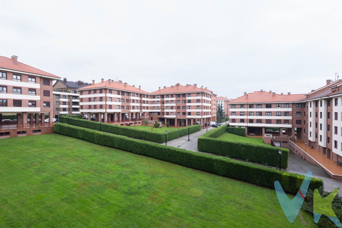 Si estás en búsqueda de una residencia ideal en Gijón, esta es una excelente oportunidad que no querrás dejar pasar. Este magnífico piso en la cotizada zona de Viesques combina confort, modernidad y una ubicación inmejorable. Con un diseño inteligente y una disposición equilibrada en sus 66.7 metros útiles, este piso proporciona la atmósfera perfecta para crear tu hogar soñado.Ubicado en la tercera planta de un edificio de estilo contemporáneo, construido en 2008, este piso ofrece comodidad con ascensor directo desde el garaje, facilitando tu día a día. La propiedad cuenta con un total de 88 metros construidos, lo que asegura amplitud y confort en cada uno de sus espacios.Al entrar, te recibe un luminoso salón que invita a disfrutar de momentos de relajación y reuniones. Las dos habitaciones, cuidadosamente diseñadas, ofrecen espacios acogedores y tranquilos, ideales para el descanso. La cocina equipada es el espacio perfecto para desplegar tus dotes culinarias y compartir con tus seres queridos. Asimismo, el baño, moderno y funcional, completa este entorno pensado para el bienestar.Además de todas estas comodidades, el piso incluye un valioso espacio de almacenamiento con un trastero que resulta muy práctico para guardar pertenencias adicionales. No menos importante, dispone de una plaza de garaje que constituye un gran añadido, especialmente en una zona tan demandada como Viesques.Este vecindario de referencia en Gijón es conocido por su tranquilidad y calidad de vida. La zona cuenta con todas las ventajas de servicios cercanos, desde supermercados y tiendas hasta restaurantes y centros deportivos. Es un lugar dinamizado por las excelentes conexiones de transporte público, con paradas de autobús cercanas. Esta infraestructura facilita una movilidad sencilla tanto hacia el centro de la ciudad como a otros destinos.La presencia de espacios verdes y áreas recreativas en las inmediaciones corona este entorno privilegiado, ideal para disfrutar de una vida activa y saludable. La combinación de tranquilidad residencial y acceso a todo tipo de servicios convierte a Viesques en una de las zonas más solicitadas de Gijón.Si deseas un hogar donde el confort y la comodidad sean protagonistas, este piso representa una oportunidad única. El ambiente de comunidad vecinal es otro de sus atractivos, favoreciendo un entorno seguro y amable para todos sus residentes.No pierdas la oportunidad de conocer por ti mismo todo lo que este inmueble tiene para ofrecer. Te invitamos a visitar esta magnífica propiedad y comprobar por qué es la opción perfecta para convertirse en tu nuevo hogar. Con una ubicación privilegiada, unos acabados de calidad y las ventajas que esta propiedad ofrece, no cabe duda de que cumplirá con tus expectativas.Contáctanos para concertar una visita y comienza a imaginar tu nueva vida en este encantador piso en Viesques, la opción ideal para quienes buscan calidad de vida y confort.En el precio de venta publicado no está incluido el impuesto de transmisiones patrimoniales ni los gastos de notaria y registro.